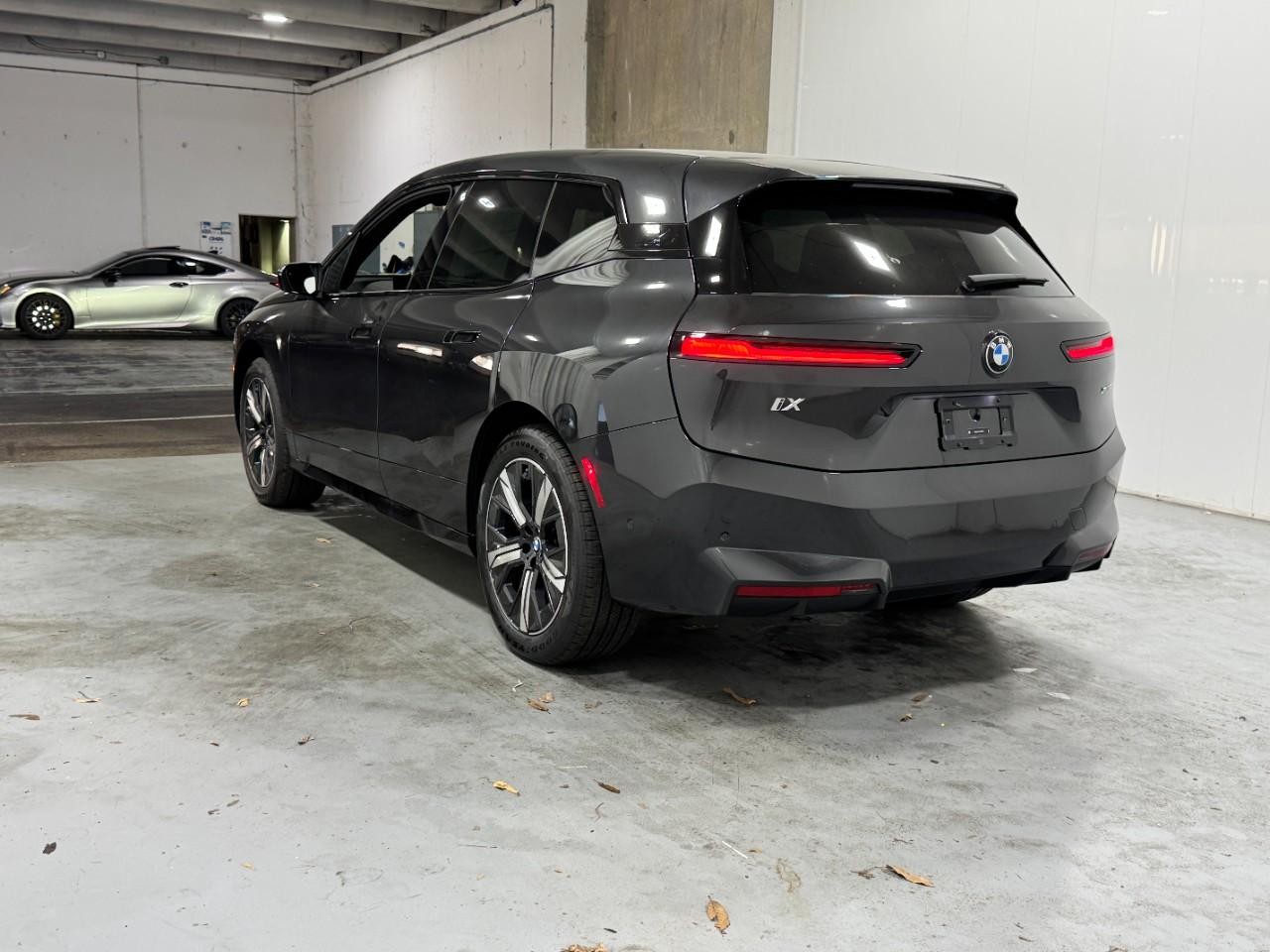 BMW iX Vehicle Full-screen Gallery Image 4