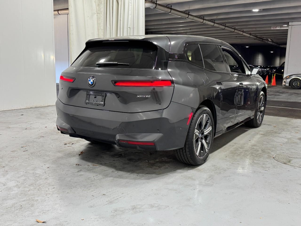 BMW iX Vehicle Full-screen Gallery Image 5