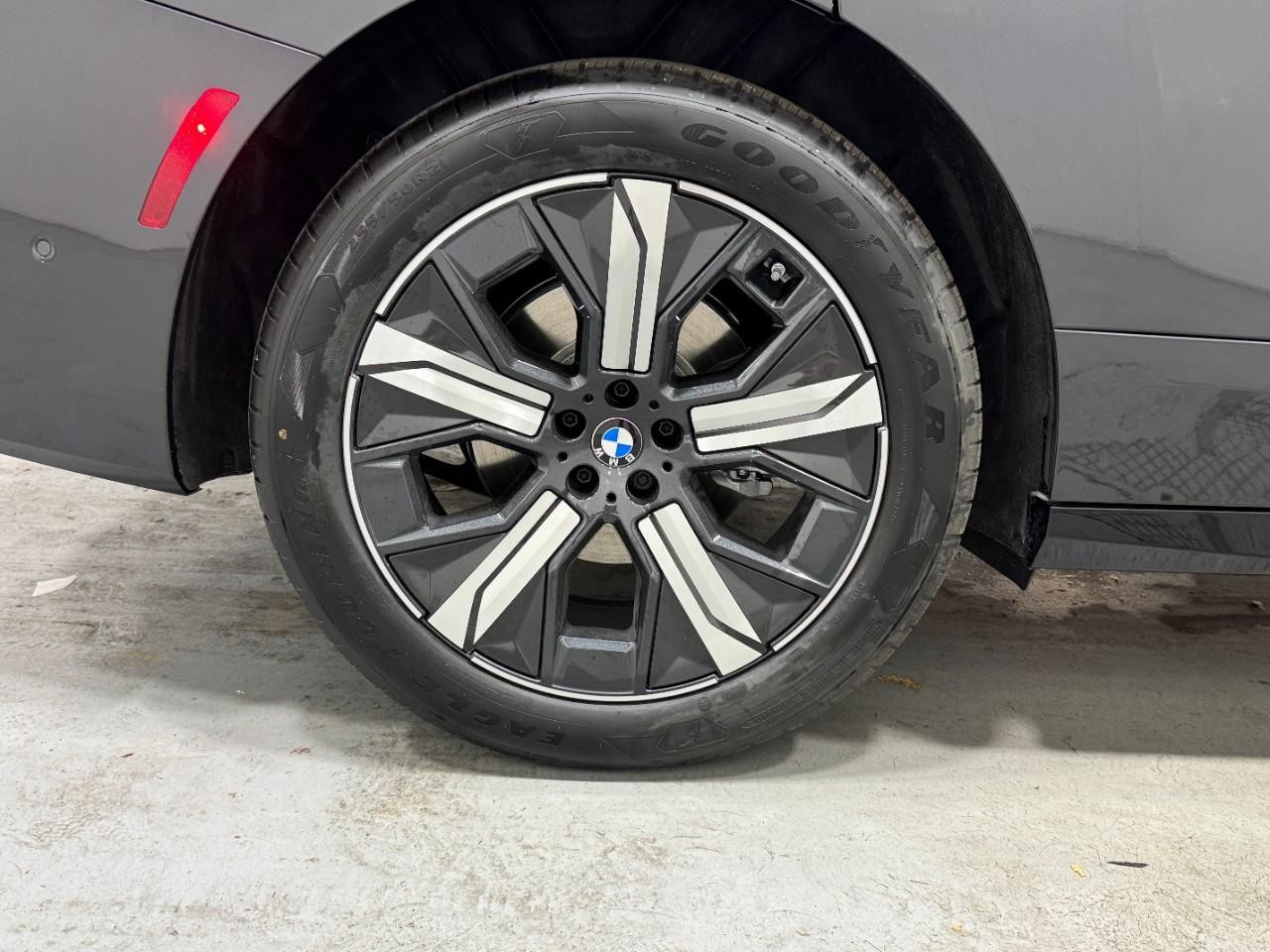 BMW iX Vehicle Full-screen Gallery Image 6