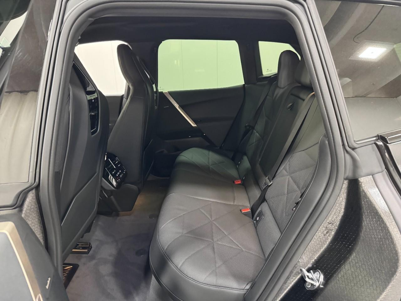 BMW iX Vehicle Full-screen Gallery Image 9