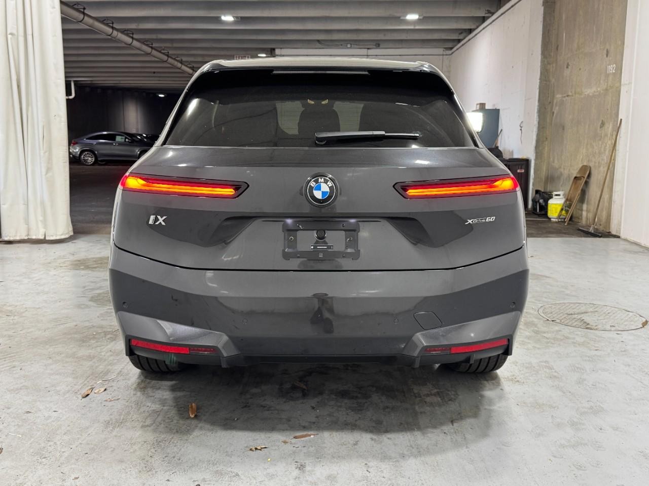 BMW iX Vehicle Full-screen Gallery Image 10