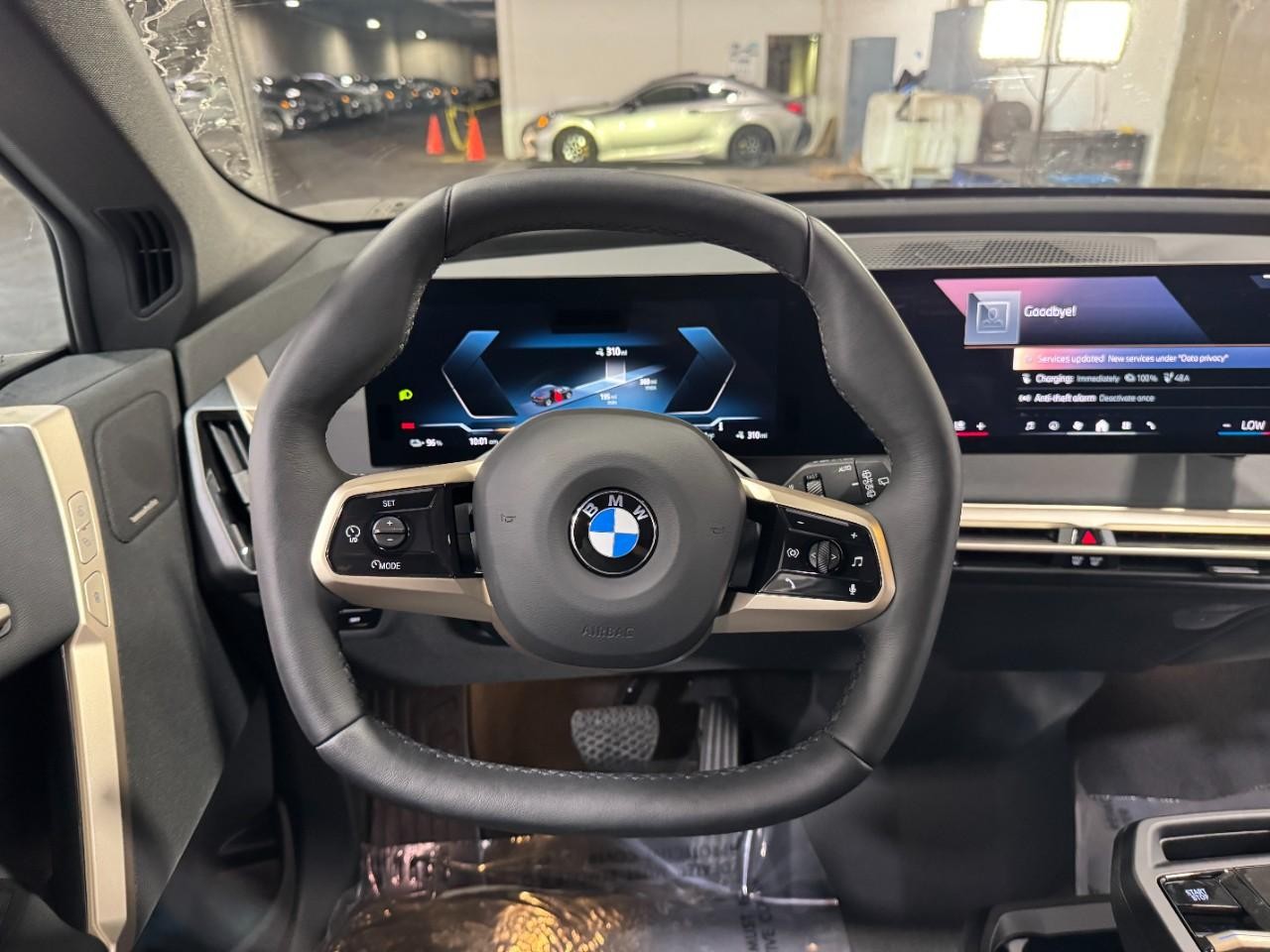 BMW iX Vehicle Full-screen Gallery Image 15