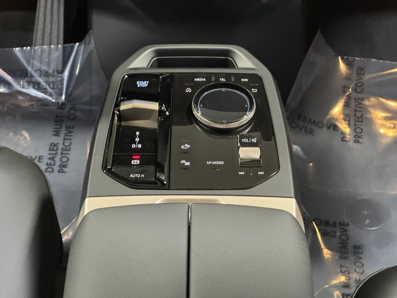 BMW iX Vehicle Full-screen Gallery Image 17