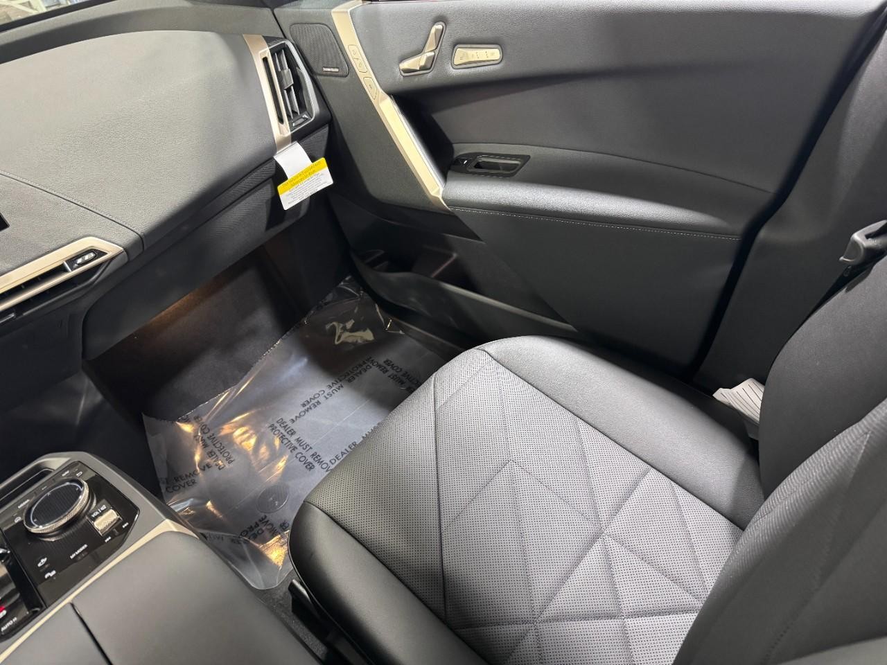 BMW iX Vehicle Full-screen Gallery Image 18