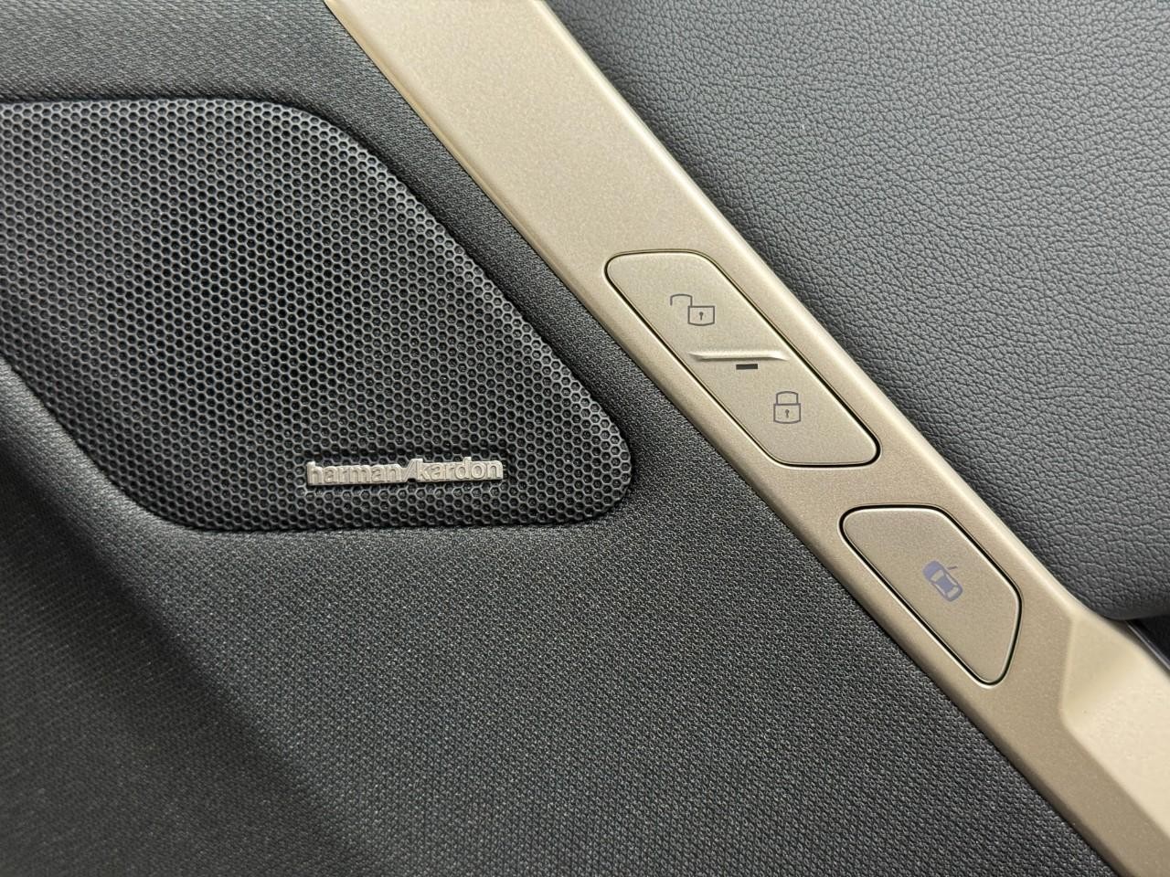 BMW iX Vehicle Full-screen Gallery Image 21