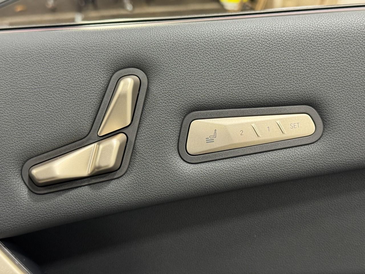 BMW iX Vehicle Full-screen Gallery Image 22