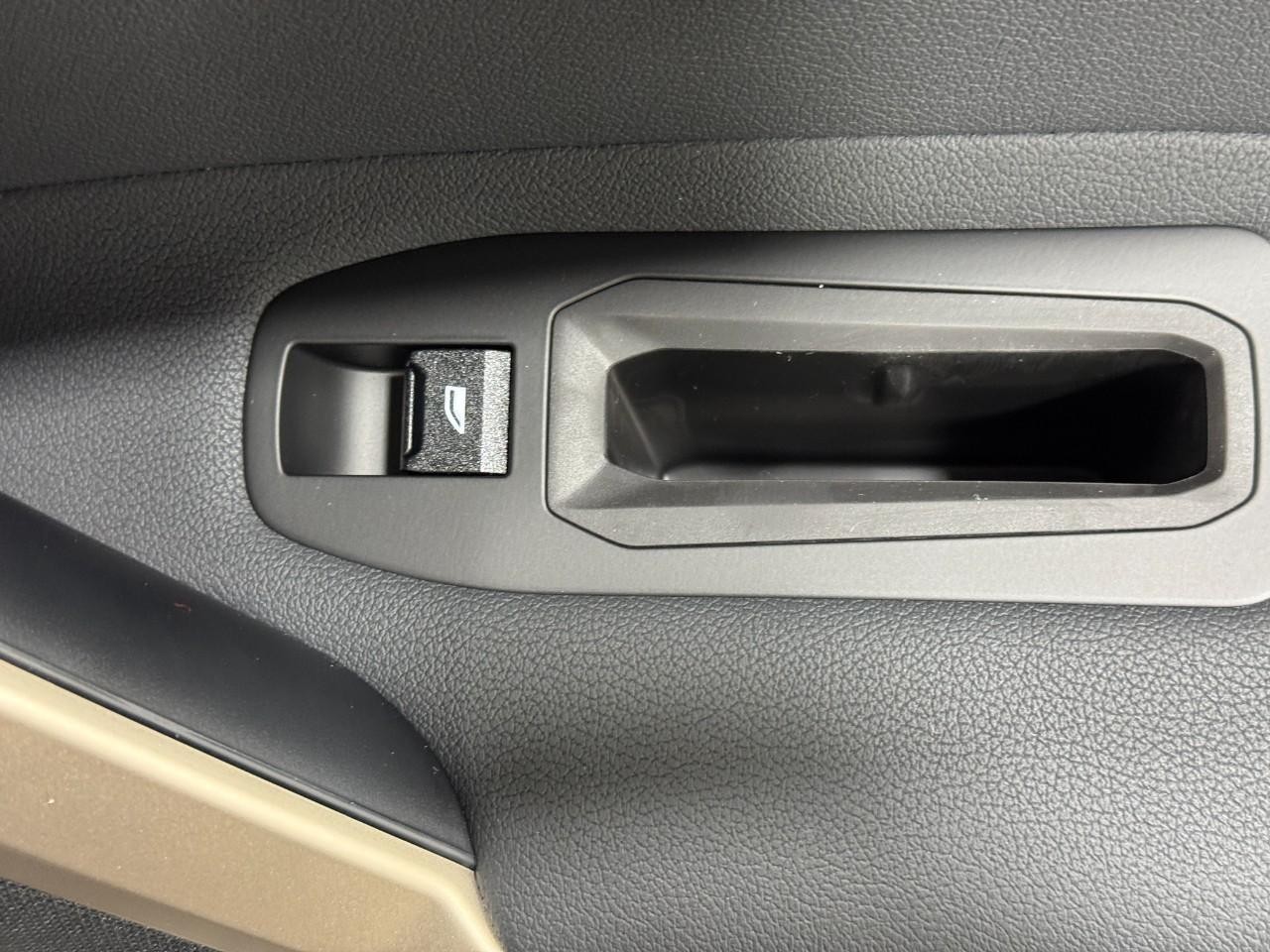 BMW iX Vehicle Full-screen Gallery Image 23