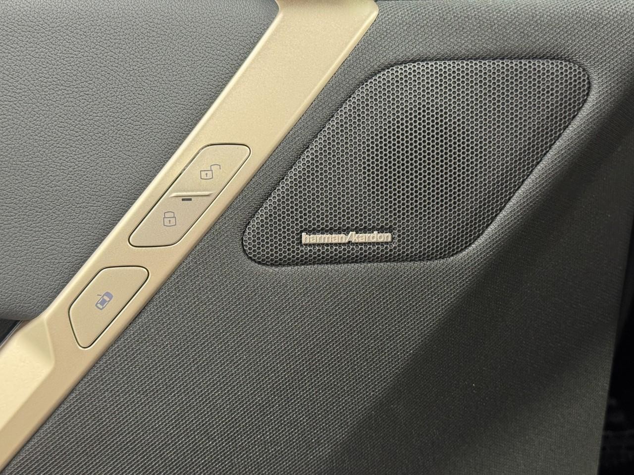 BMW iX Vehicle Full-screen Gallery Image 24