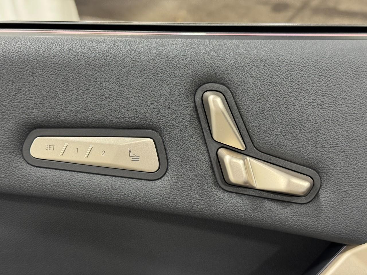 BMW iX Vehicle Full-screen Gallery Image 25