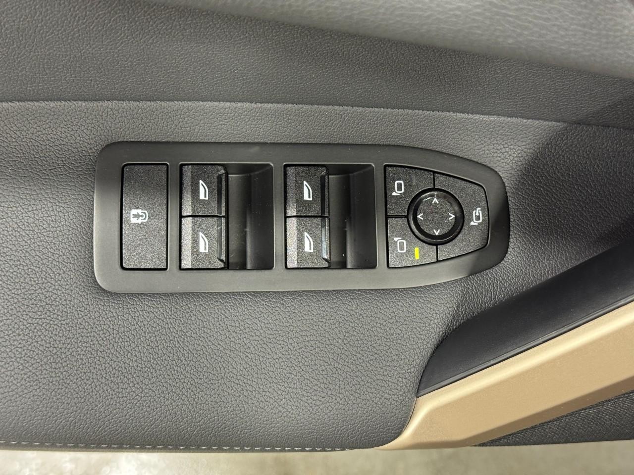 BMW iX Vehicle Full-screen Gallery Image 26