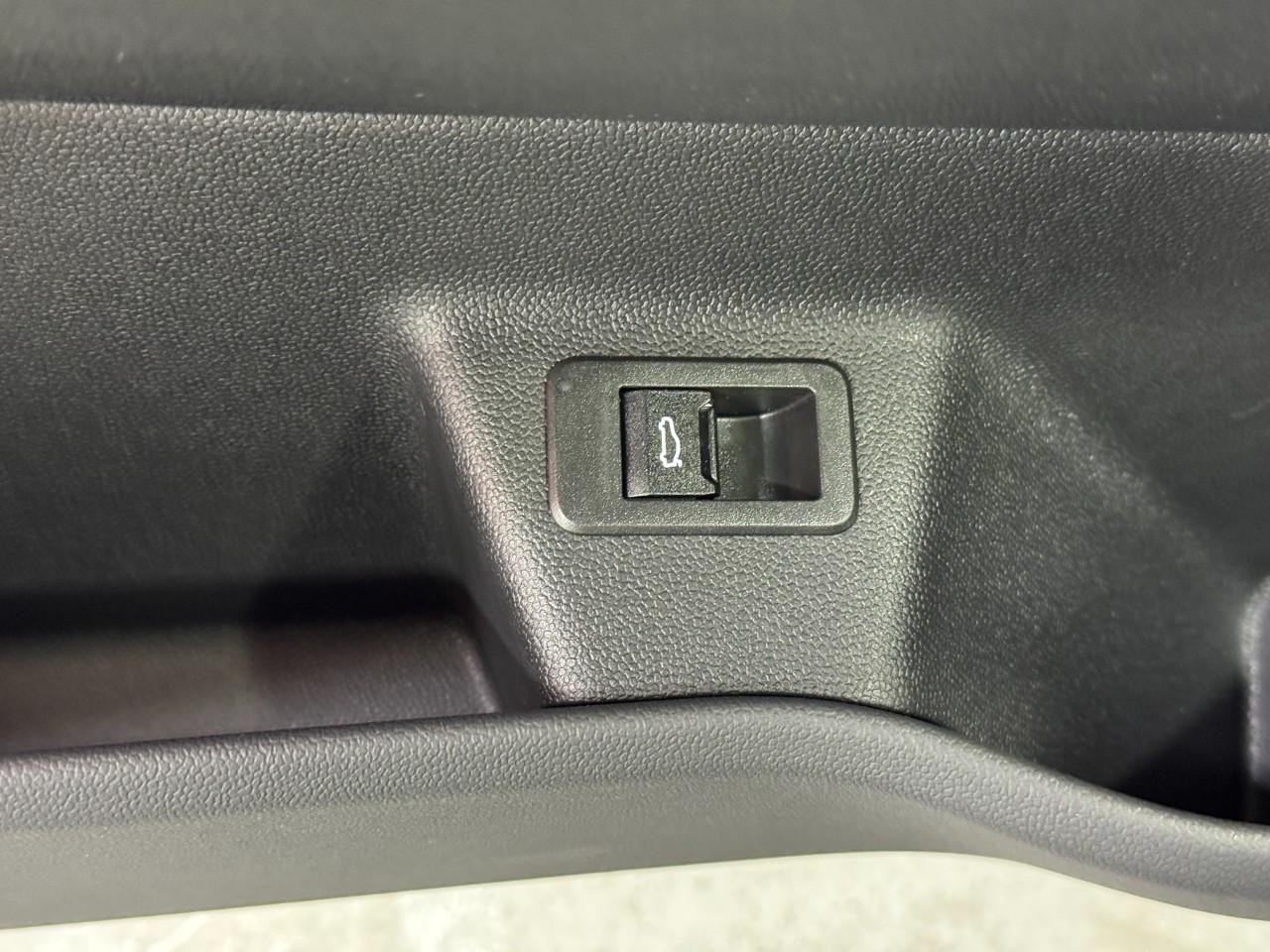 BMW iX Vehicle Full-screen Gallery Image 27