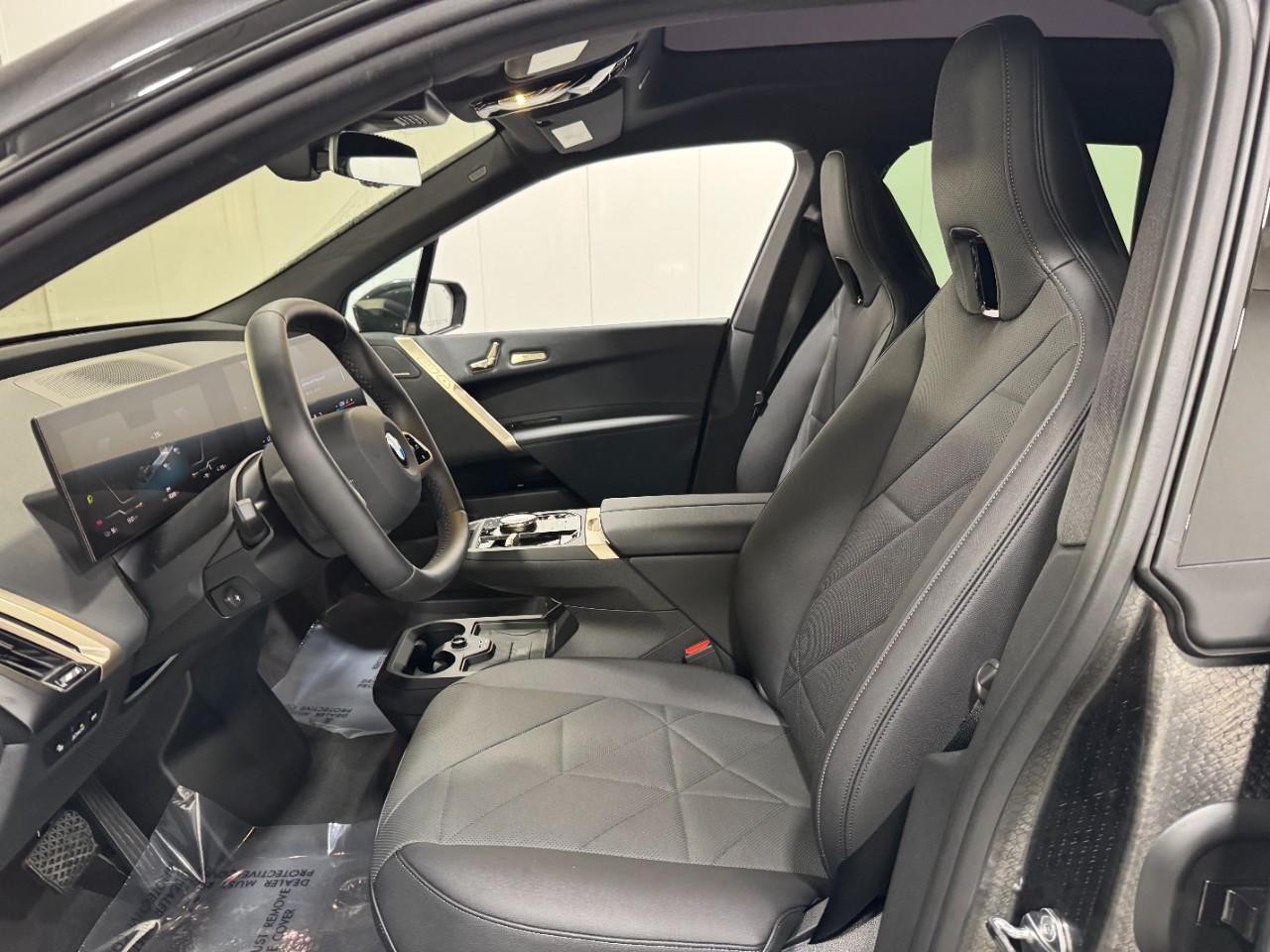 BMW iX Vehicle Full-screen Gallery Image 28