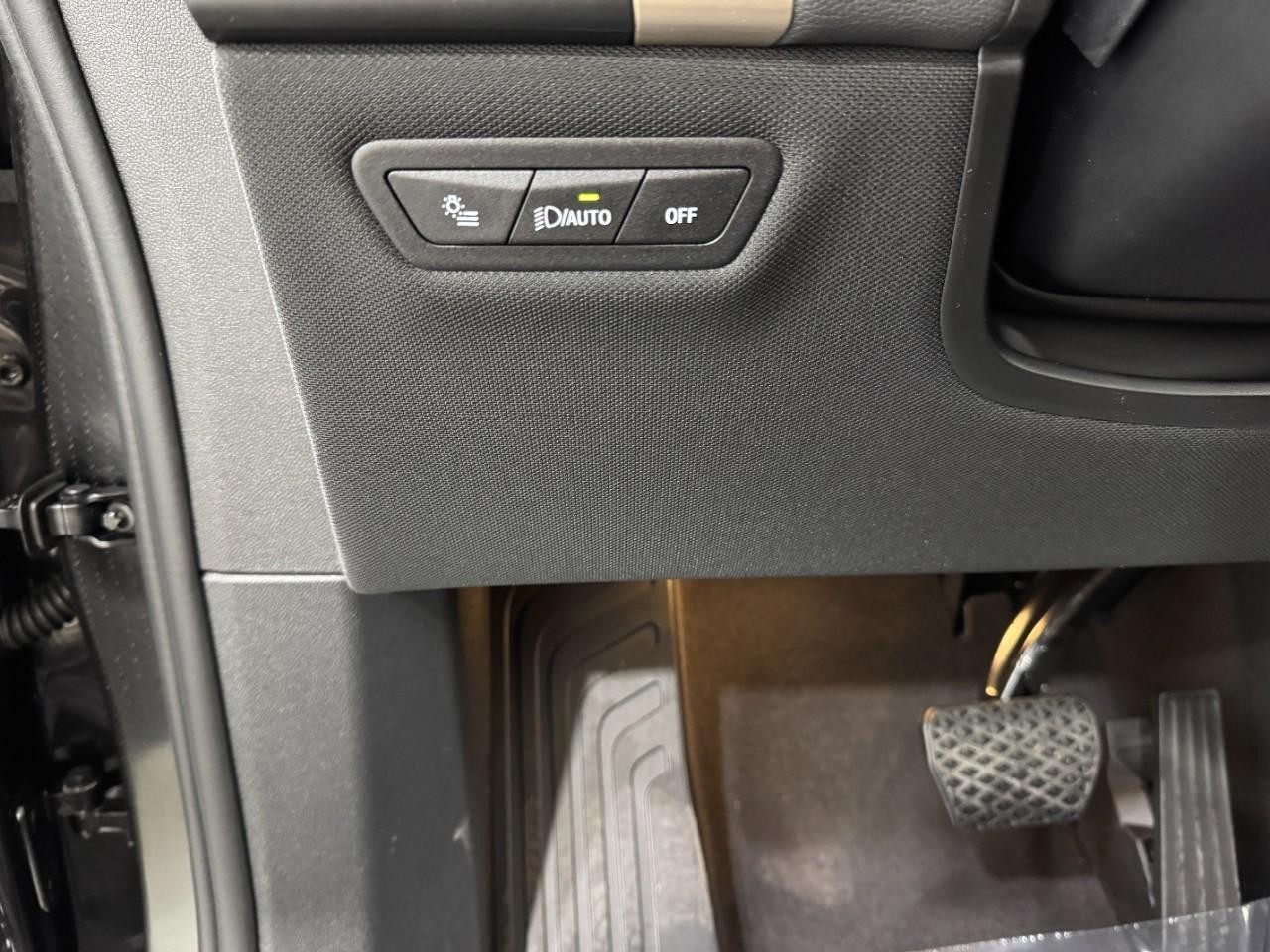 BMW iX Vehicle Full-screen Gallery Image 30