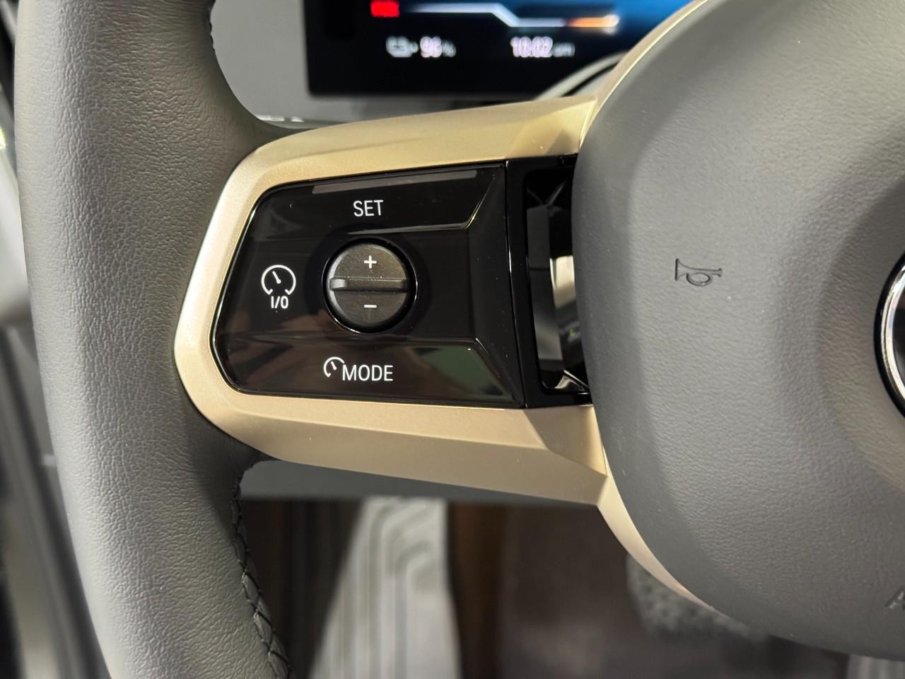 BMW iX Vehicle Full-screen Gallery Image 31