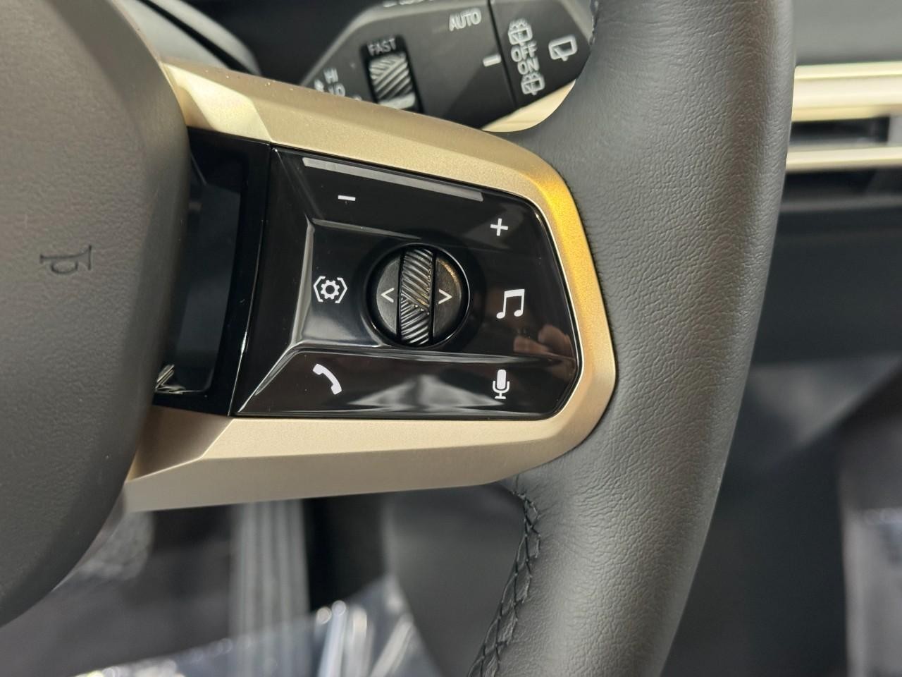 BMW iX Vehicle Full-screen Gallery Image 32