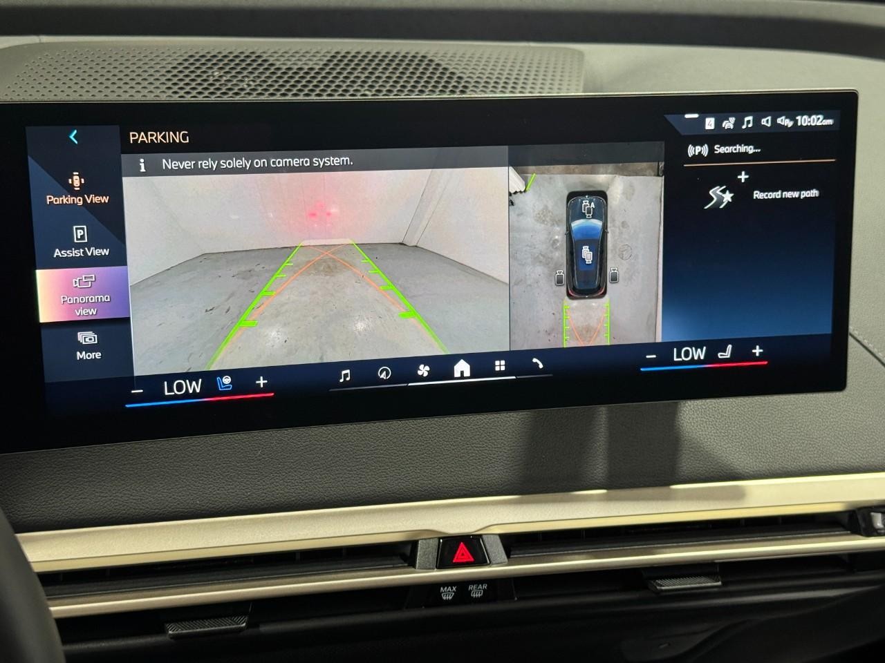 BMW iX Vehicle Full-screen Gallery Image 34