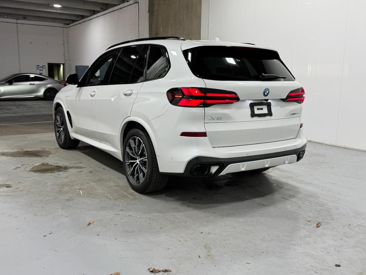 BMW X5 Vehicle Full-screen Gallery Image 3
