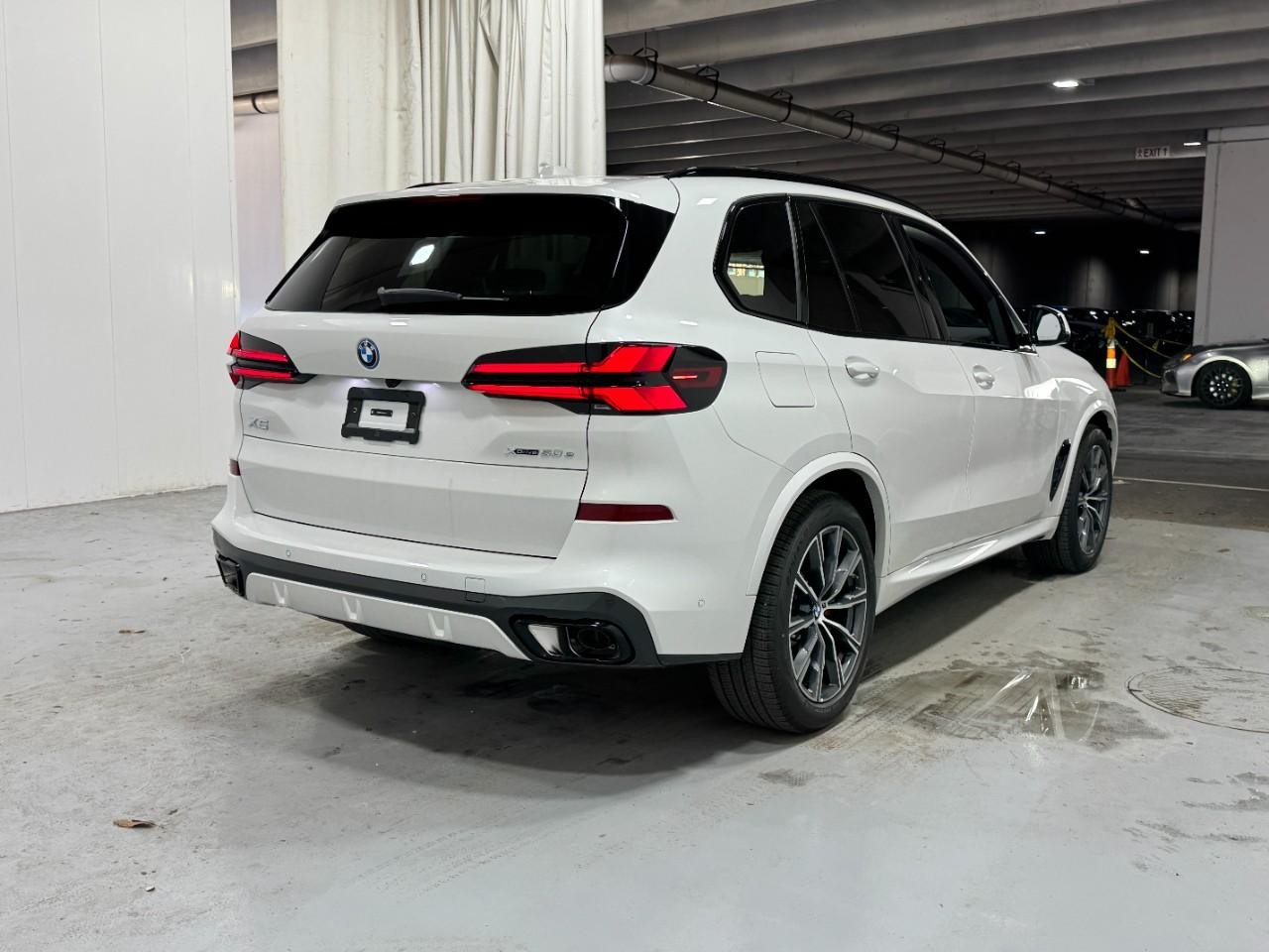 BMW X5 Vehicle Full-screen Gallery Image 4