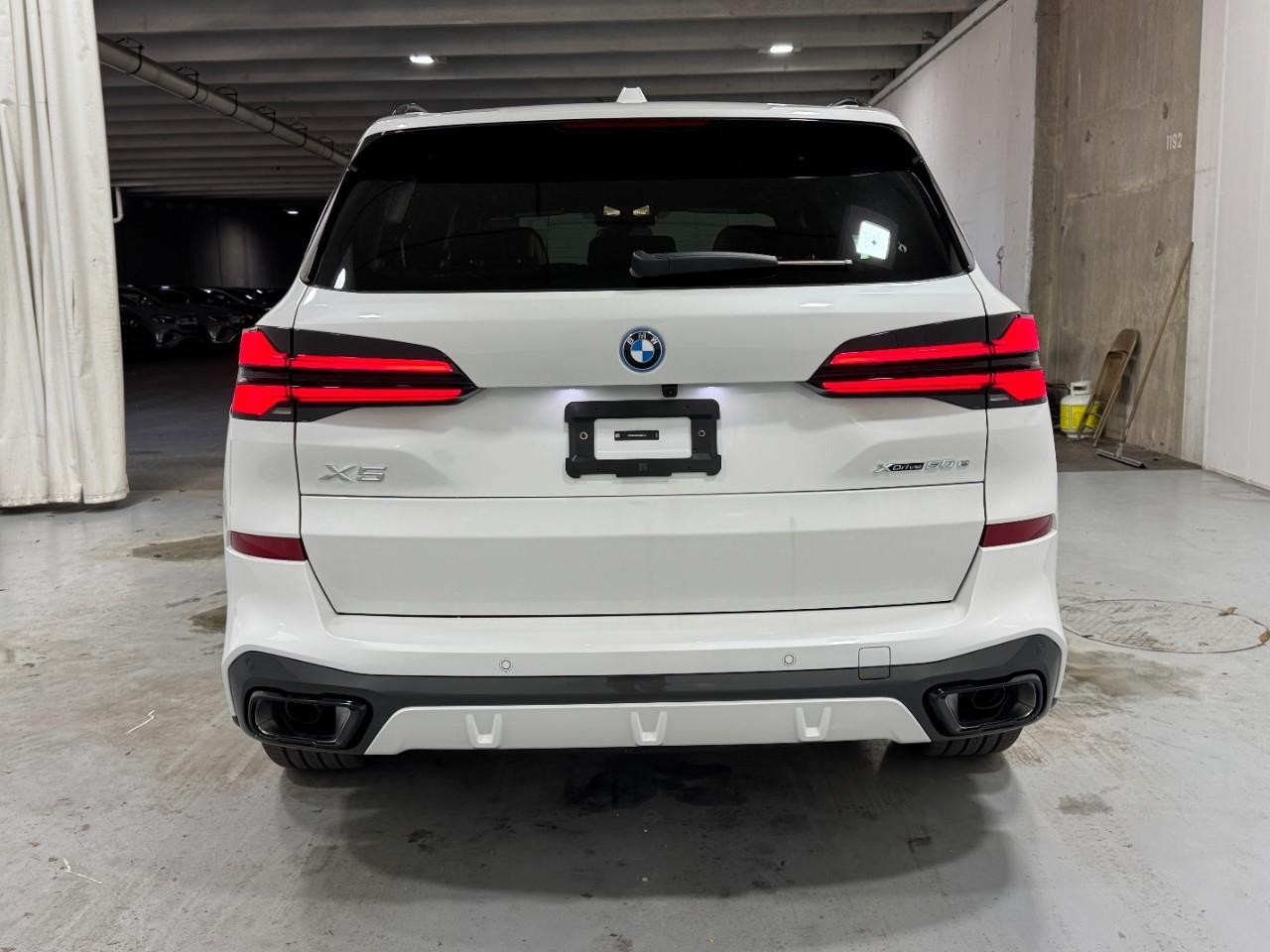 BMW X5 Vehicle Full-screen Gallery Image 9