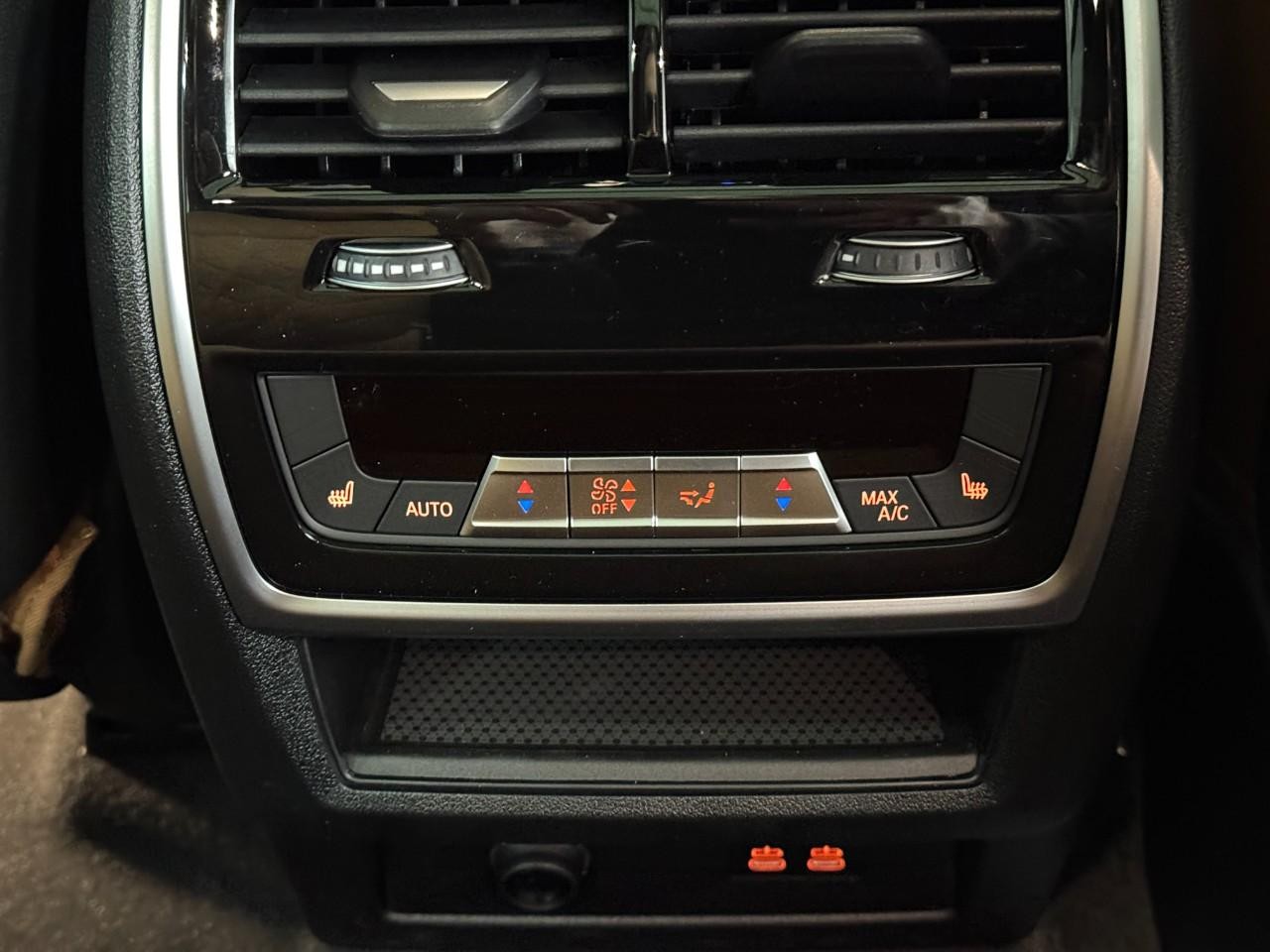 BMW X5 Vehicle Full-screen Gallery Image 11