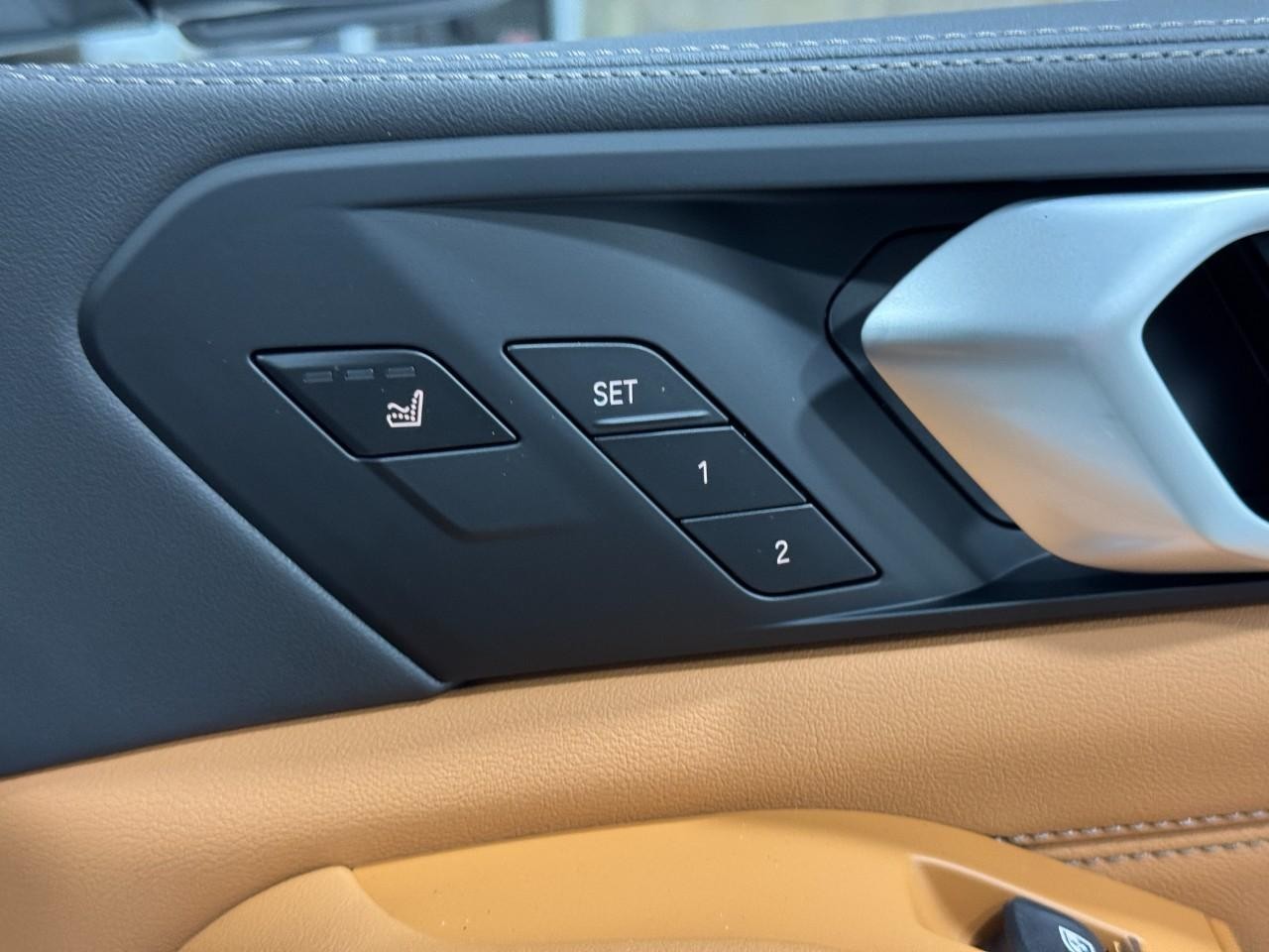 BMW X5 Vehicle Full-screen Gallery Image 21