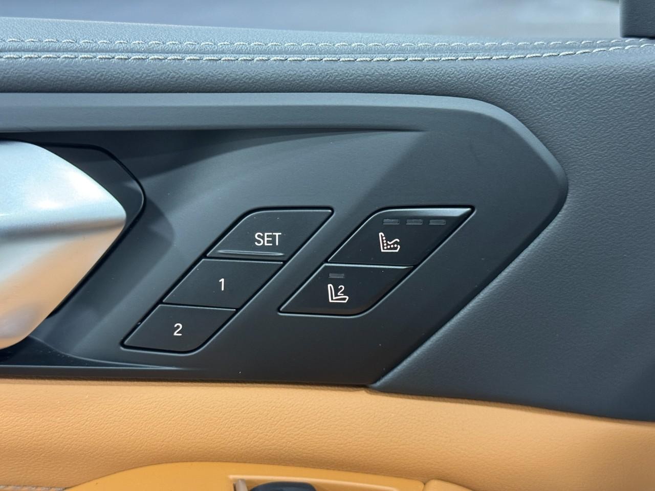 BMW X5 Vehicle Full-screen Gallery Image 25