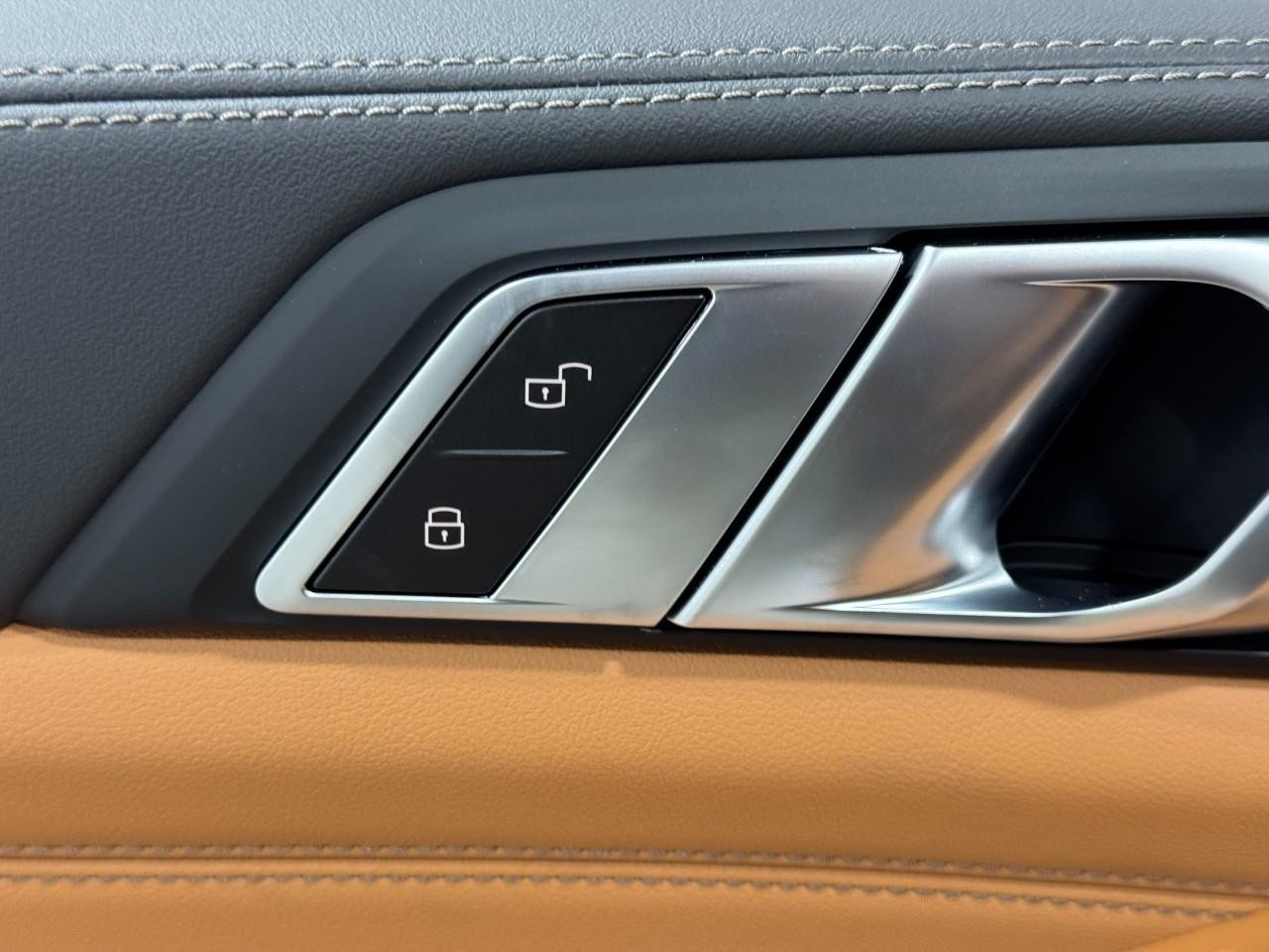 BMW X5 Vehicle Full-screen Gallery Image 26