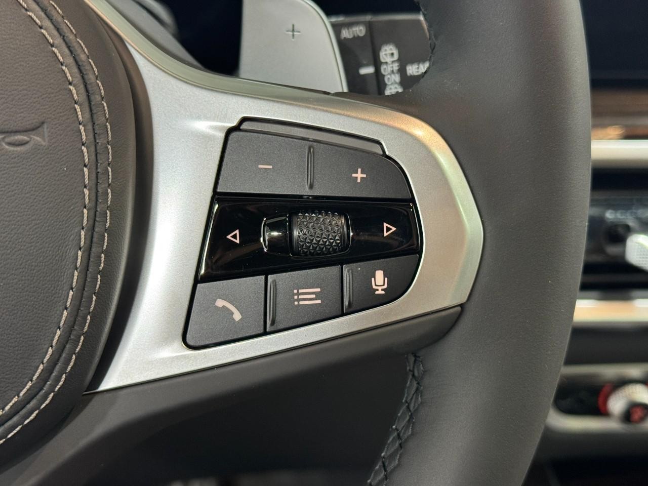 BMW X5 Vehicle Full-screen Gallery Image 33