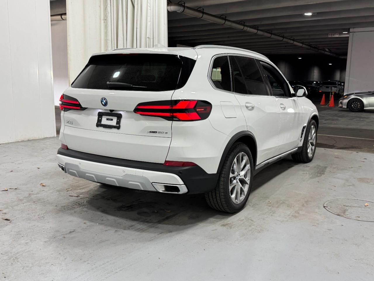 BMW X5 Vehicle Full-screen Gallery Image 4