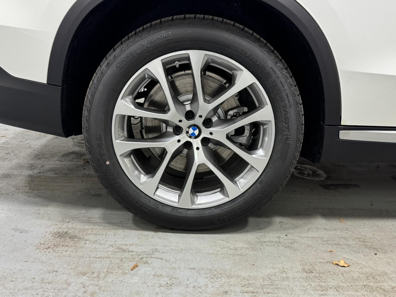 BMW X5 Vehicle Full-screen Gallery Image 5