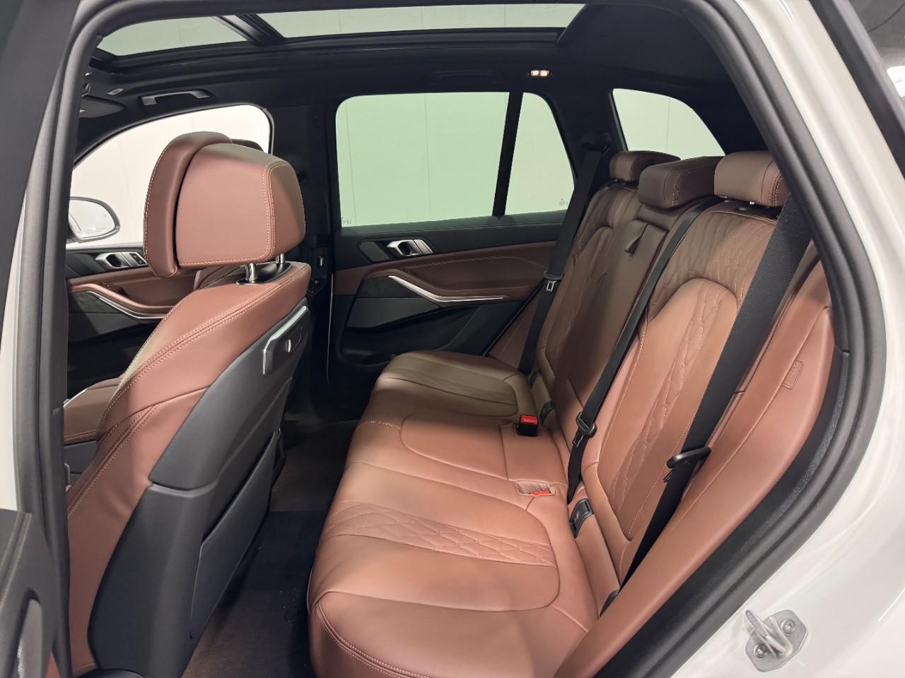 BMW X5 Vehicle Full-screen Gallery Image 8