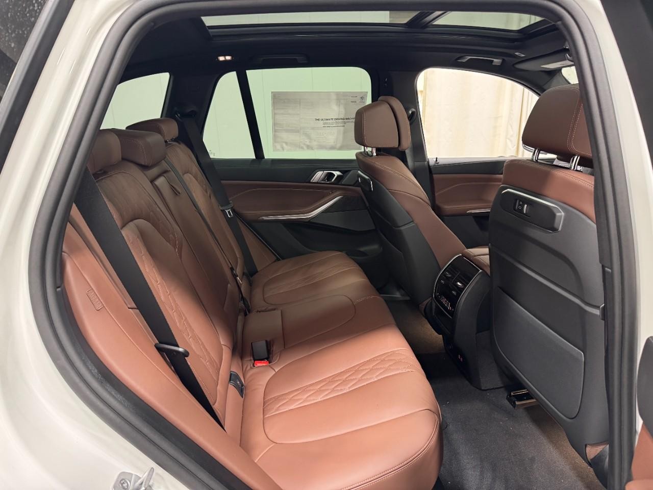 BMW X5 Vehicle Full-screen Gallery Image 10