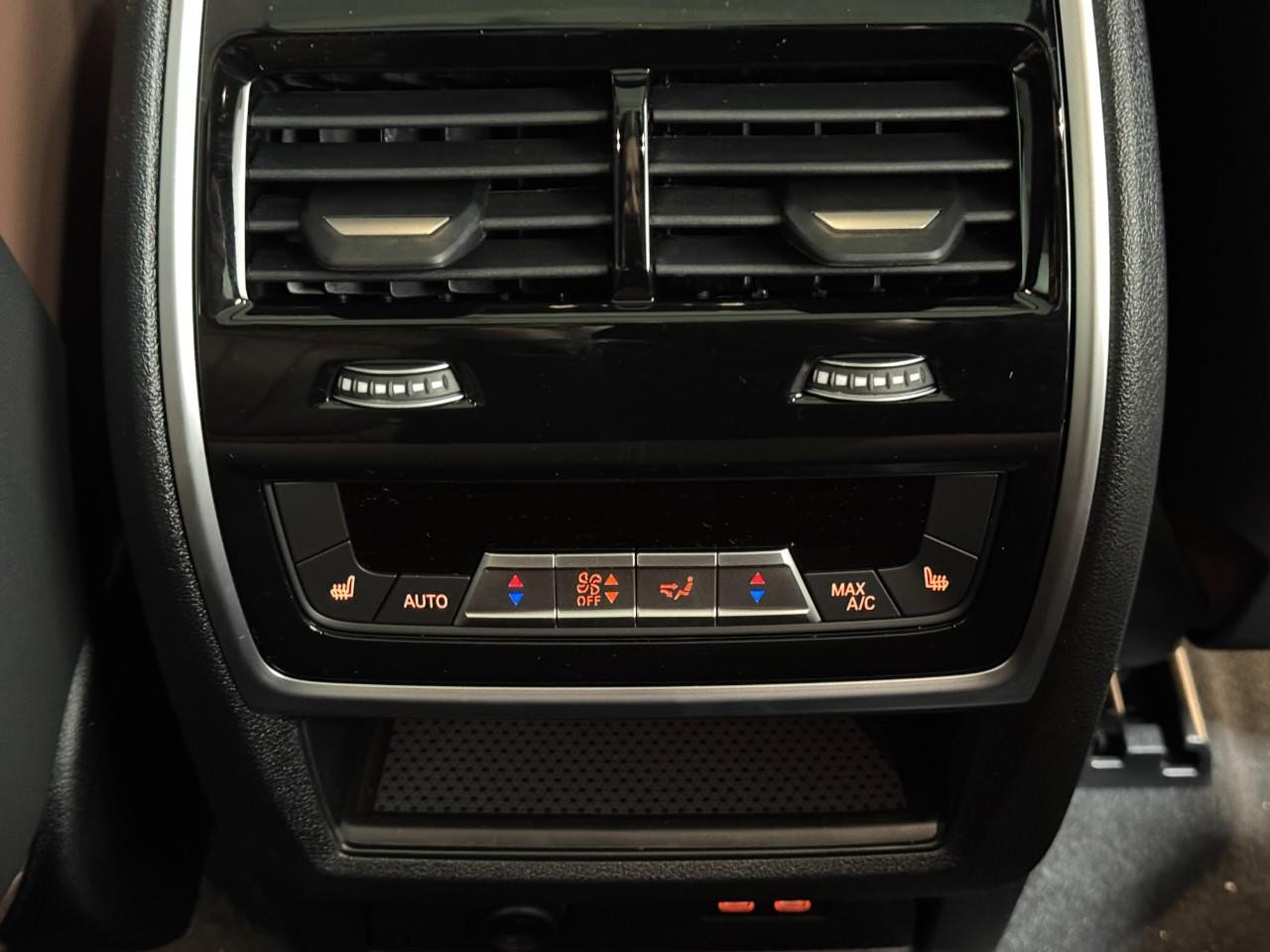 BMW X5 Vehicle Full-screen Gallery Image 11