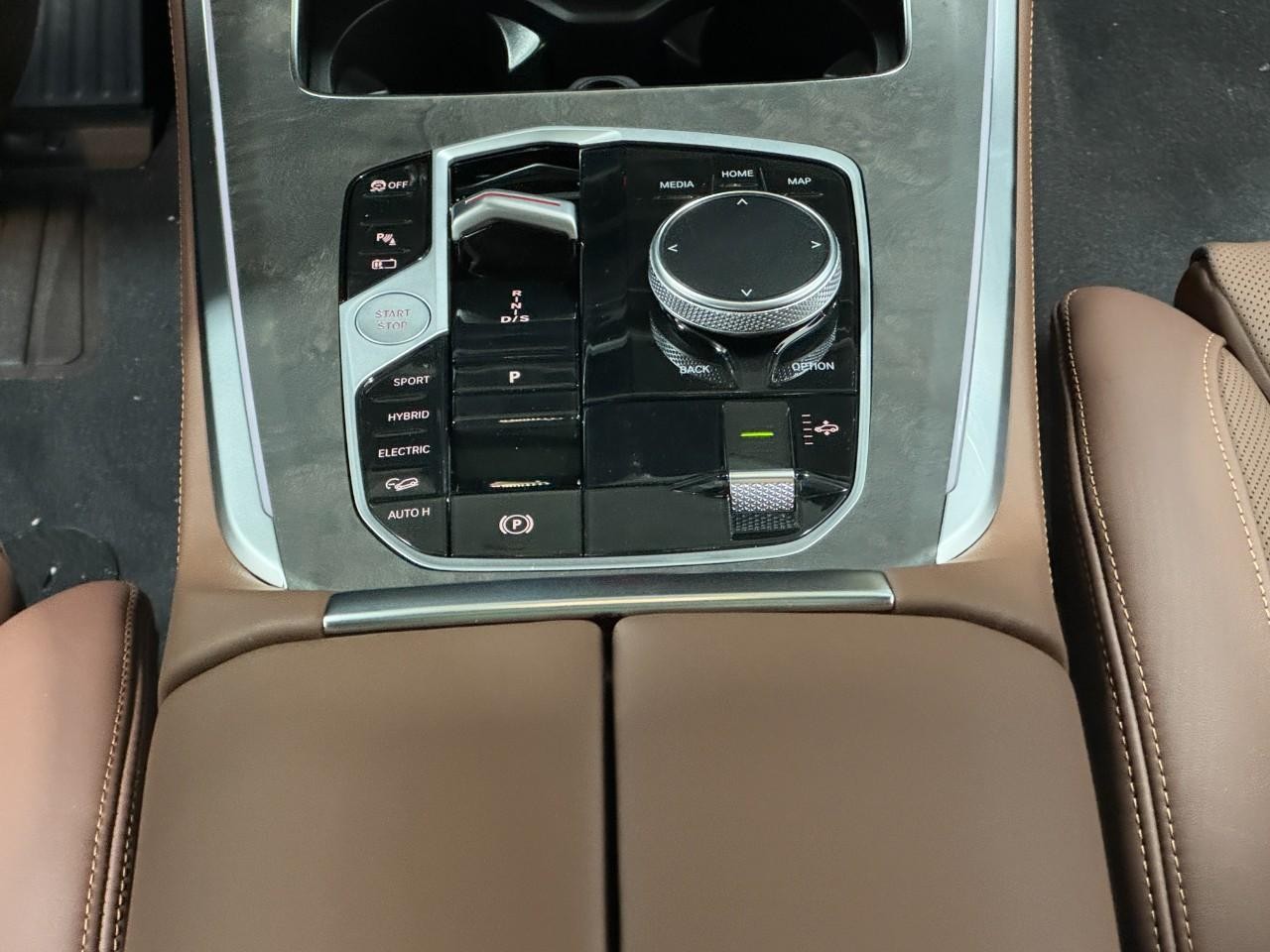 BMW X5 Vehicle Full-screen Gallery Image 16
