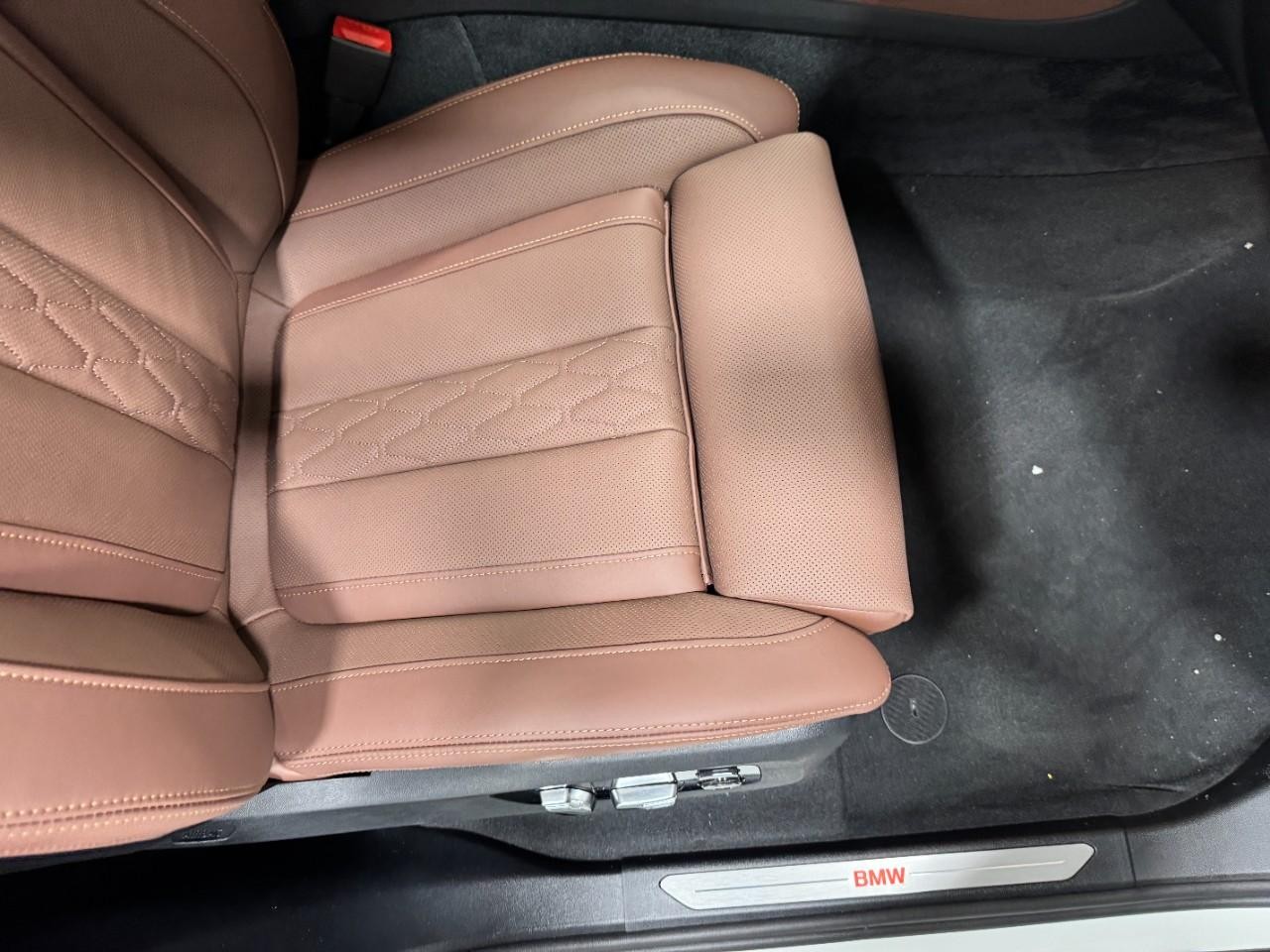 BMW X5 Vehicle Full-screen Gallery Image 19