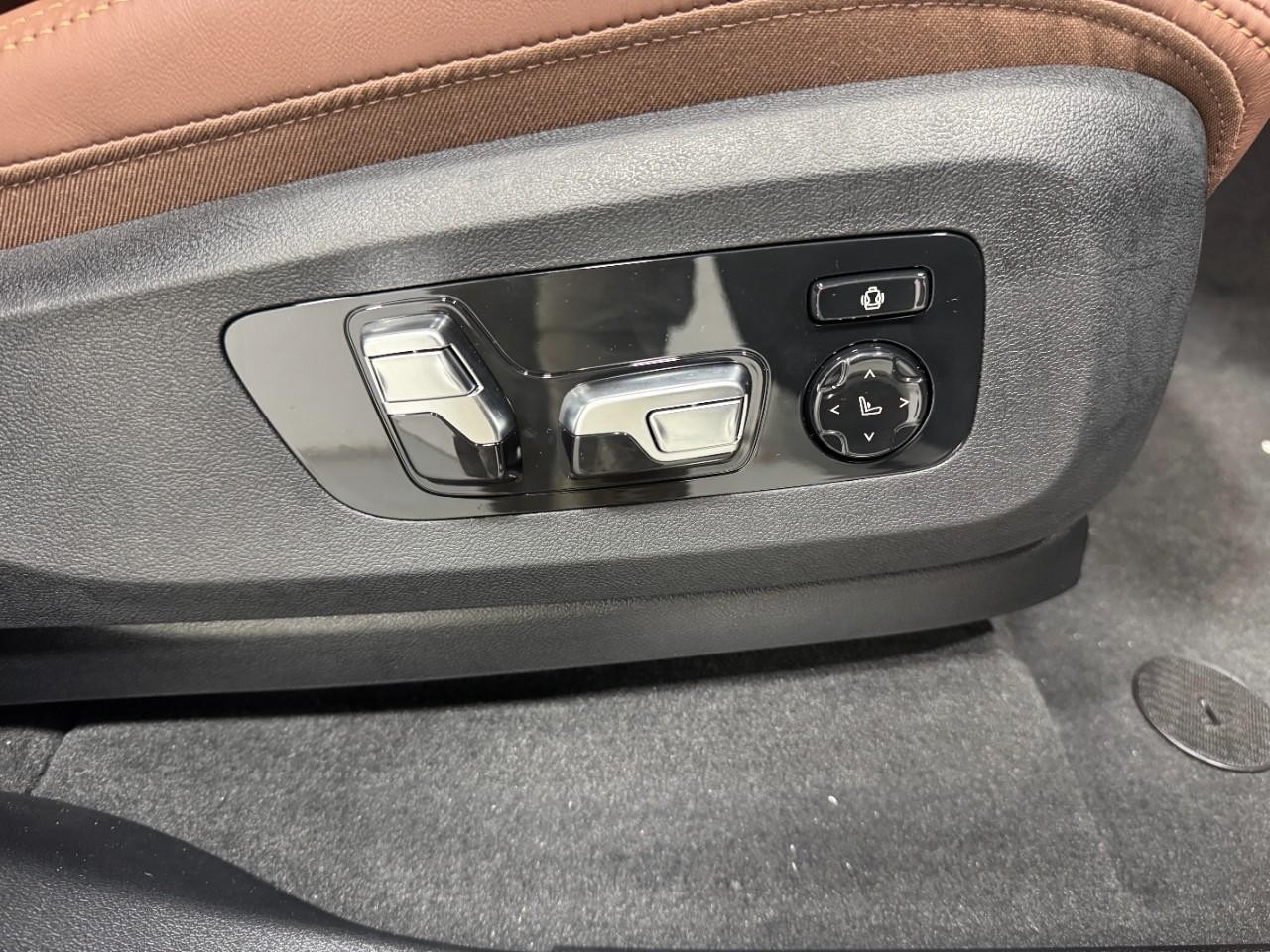 BMW X5 Vehicle Full-screen Gallery Image 20