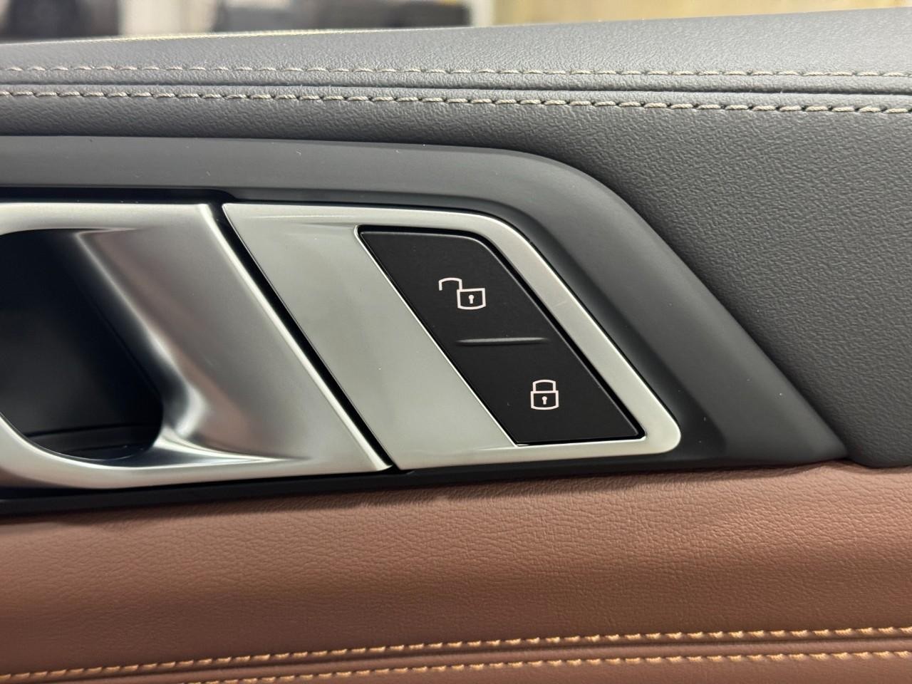 BMW X5 Vehicle Full-screen Gallery Image 21