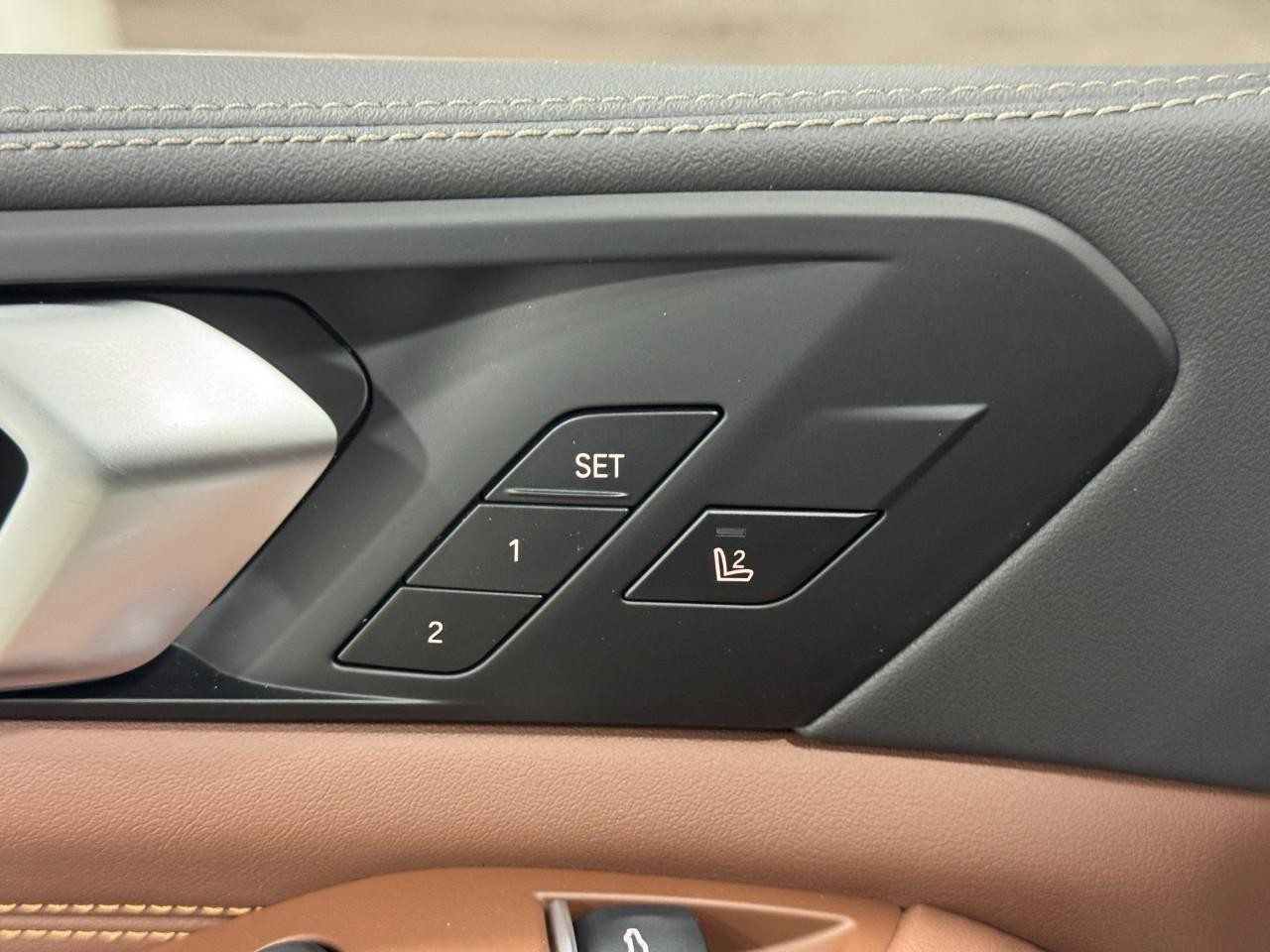 BMW X5 Vehicle Full-screen Gallery Image 24