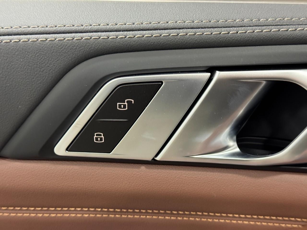 BMW X5 Vehicle Full-screen Gallery Image 25