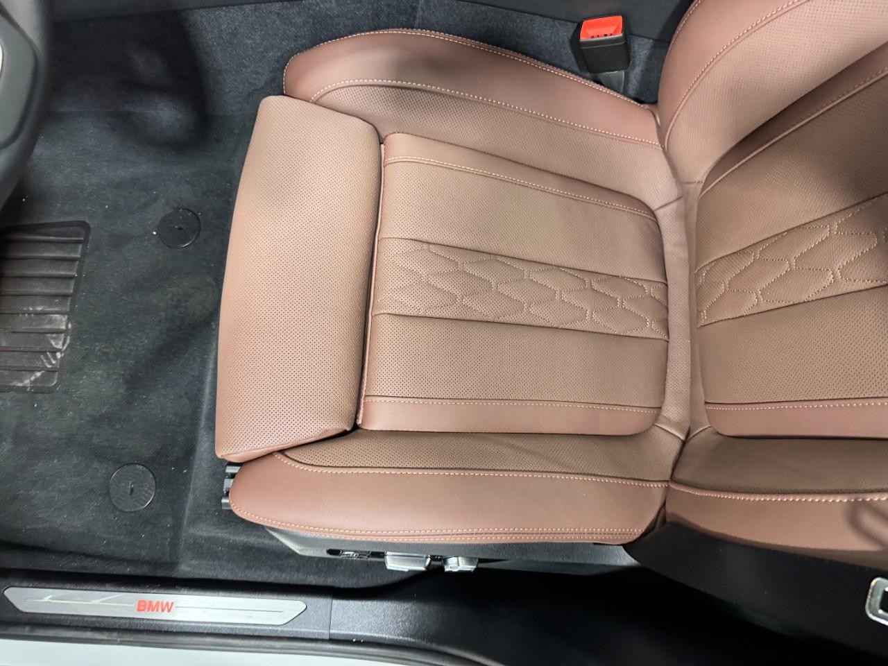 BMW X5 Vehicle Full-screen Gallery Image 28