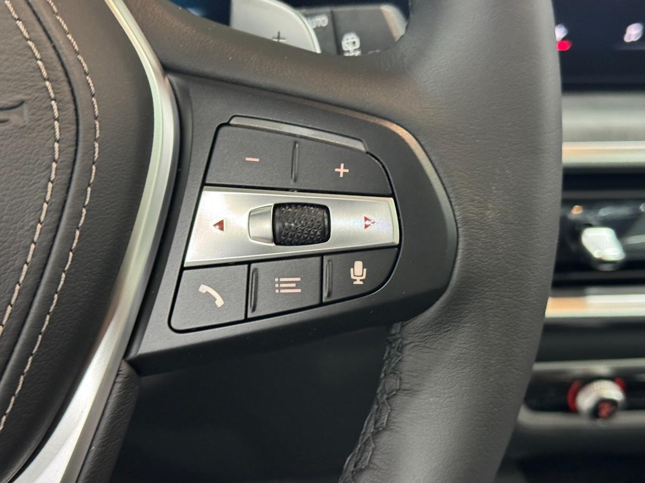 BMW X5 Vehicle Full-screen Gallery Image 32