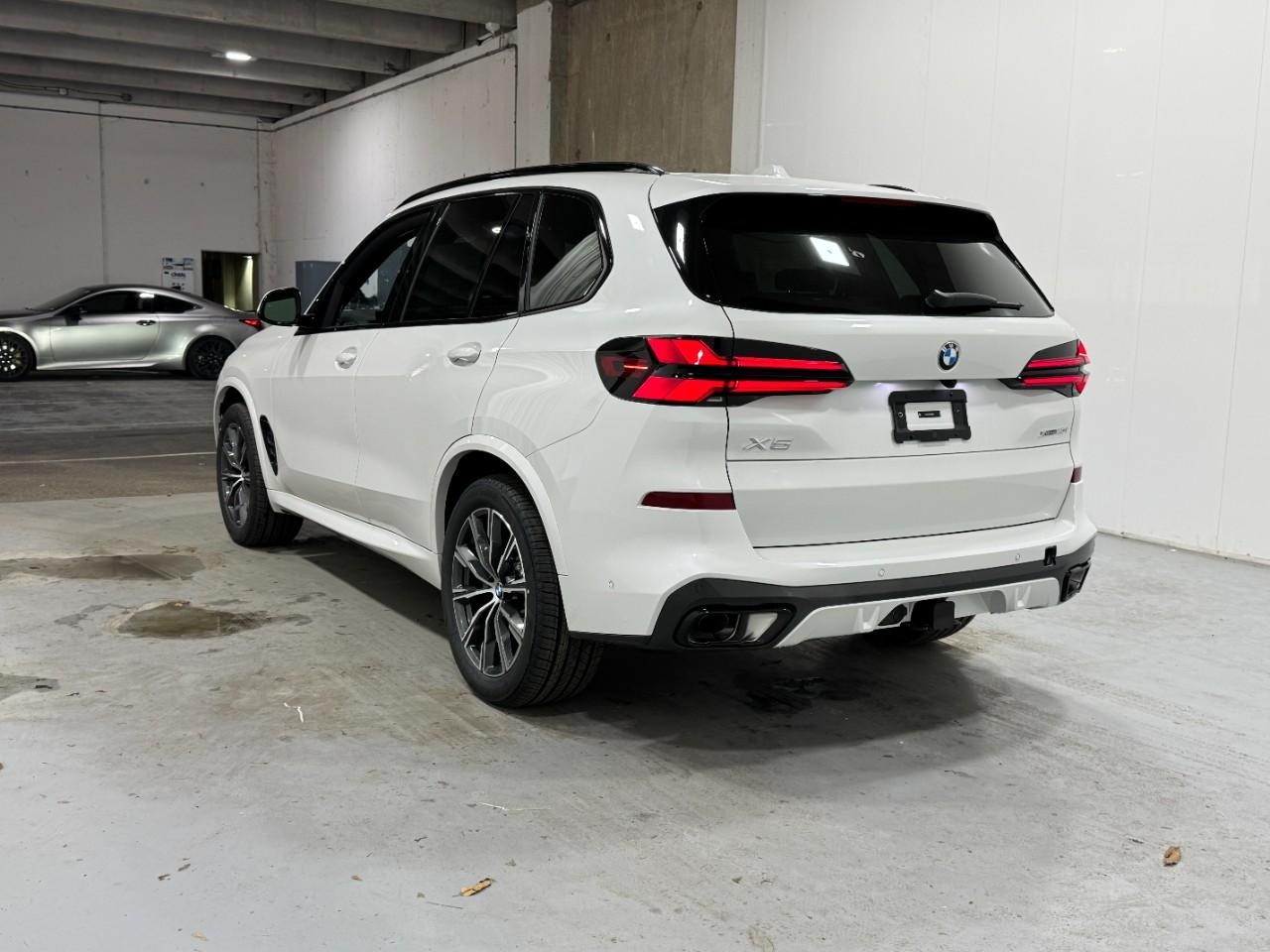 BMW X5 Vehicle Full-screen Gallery Image 3