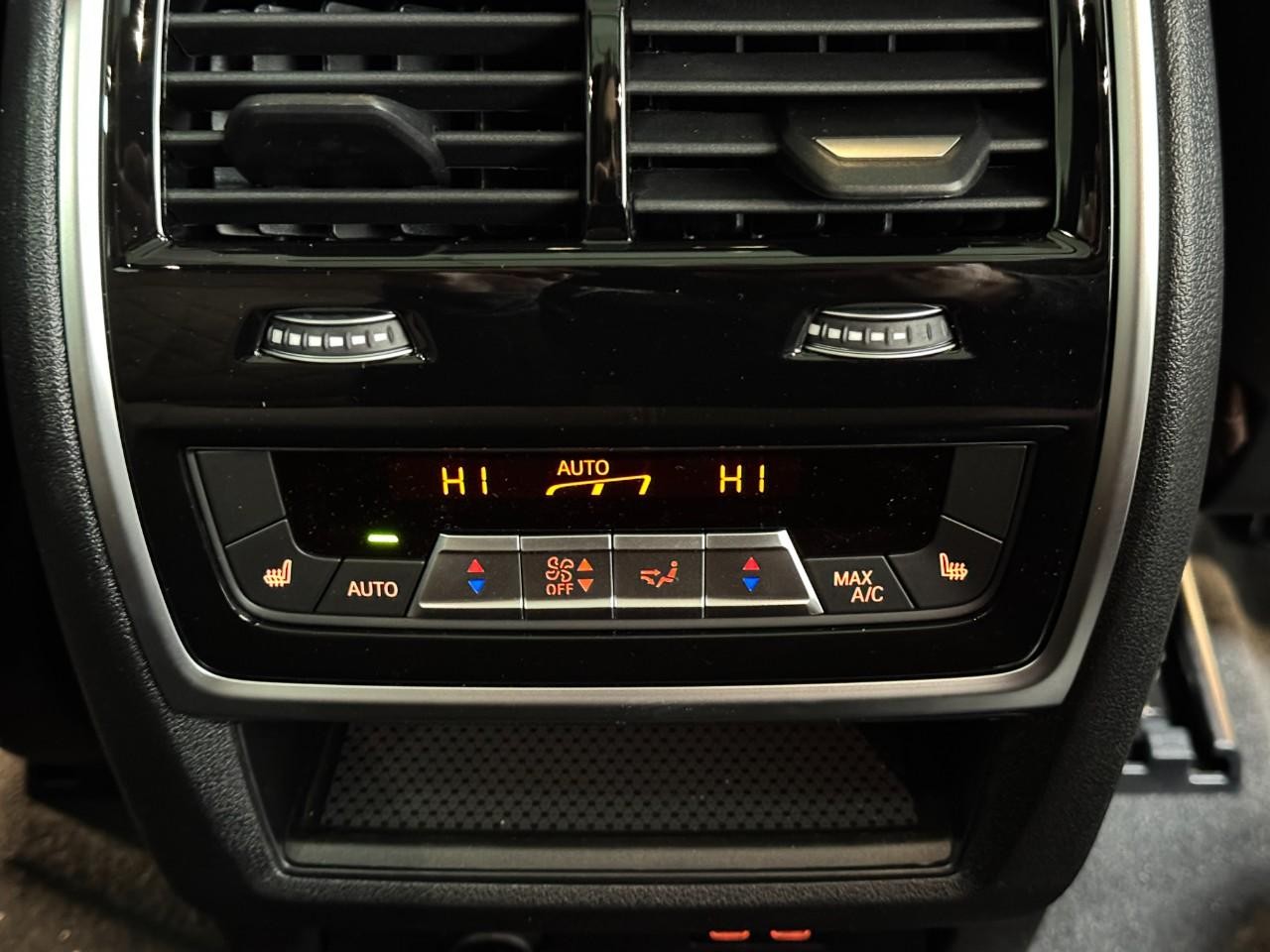 BMW X5 Vehicle Full-screen Gallery Image 11