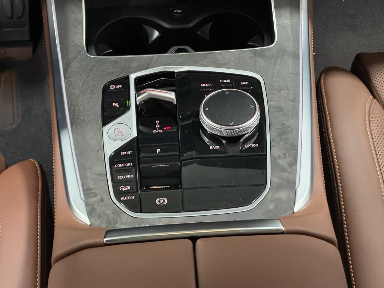 BMW X5 Vehicle Full-screen Gallery Image 16