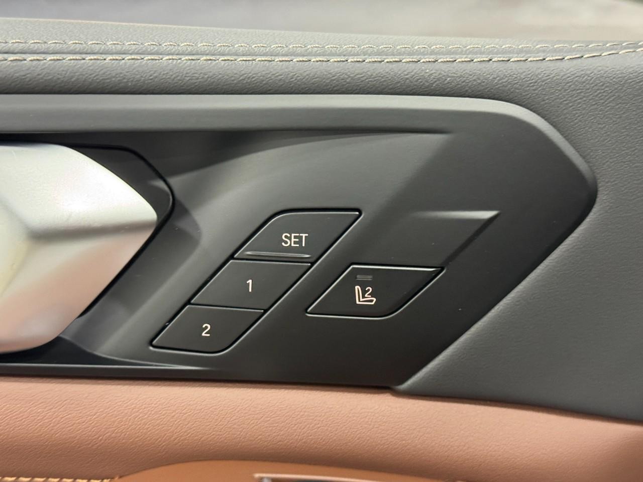 BMW X5 Vehicle Full-screen Gallery Image 24