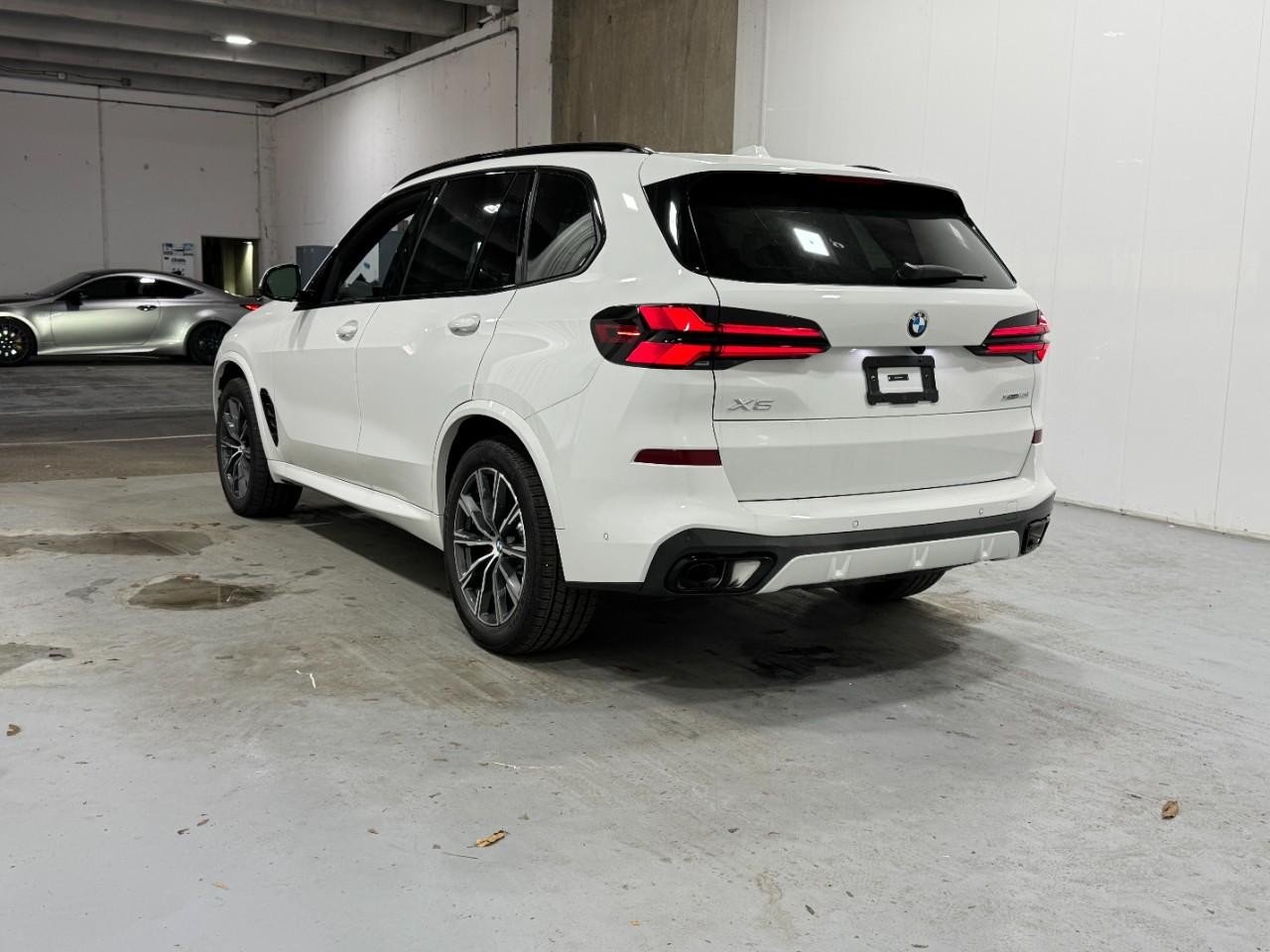 BMW X5 Vehicle Full-screen Gallery Image 3