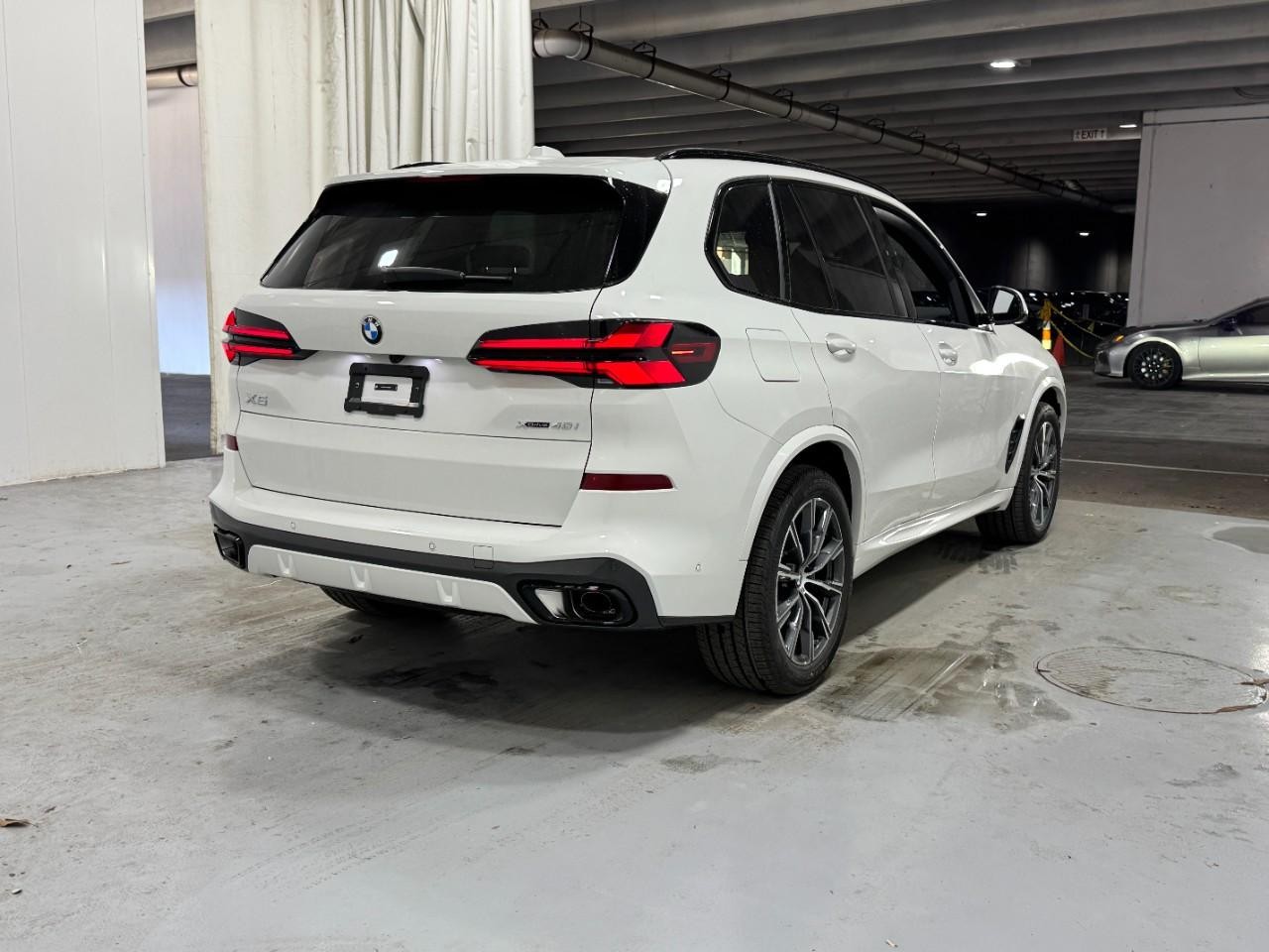 BMW X5 Vehicle Full-screen Gallery Image 4
