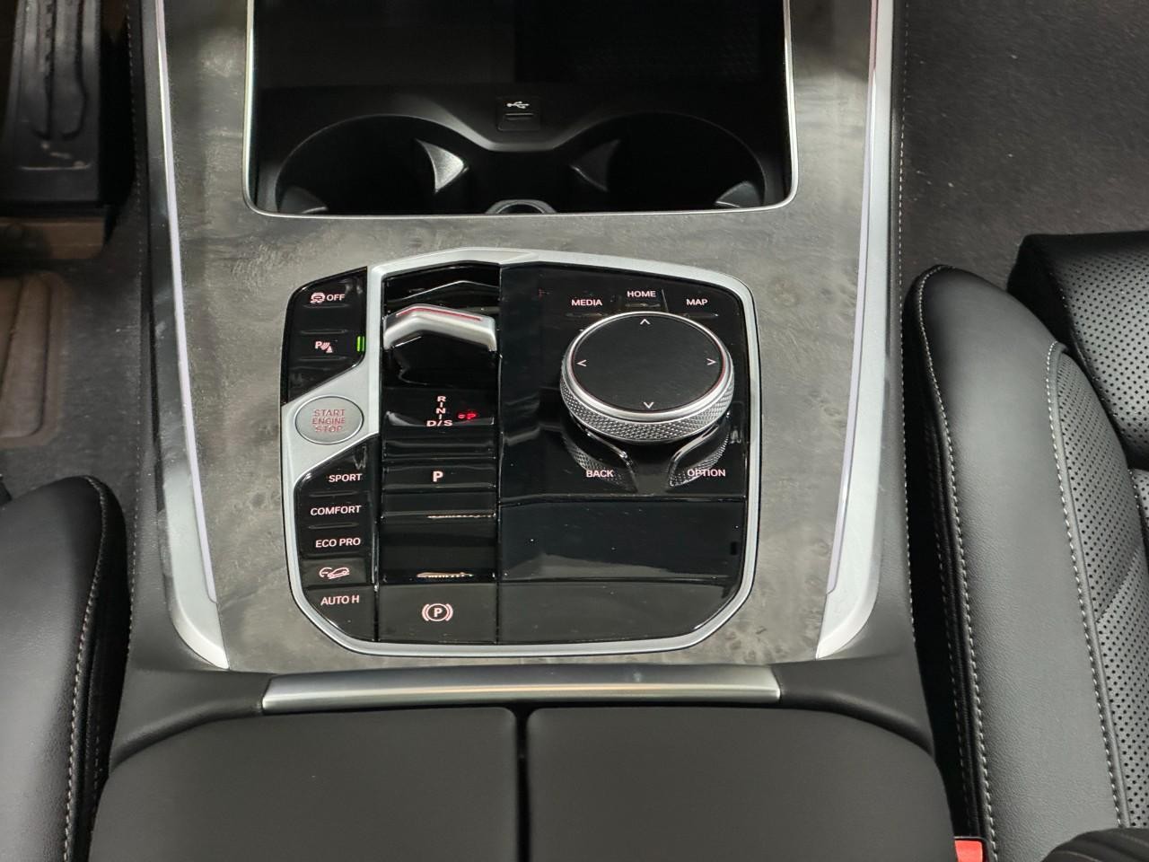 BMW X5 Vehicle Full-screen Gallery Image 15