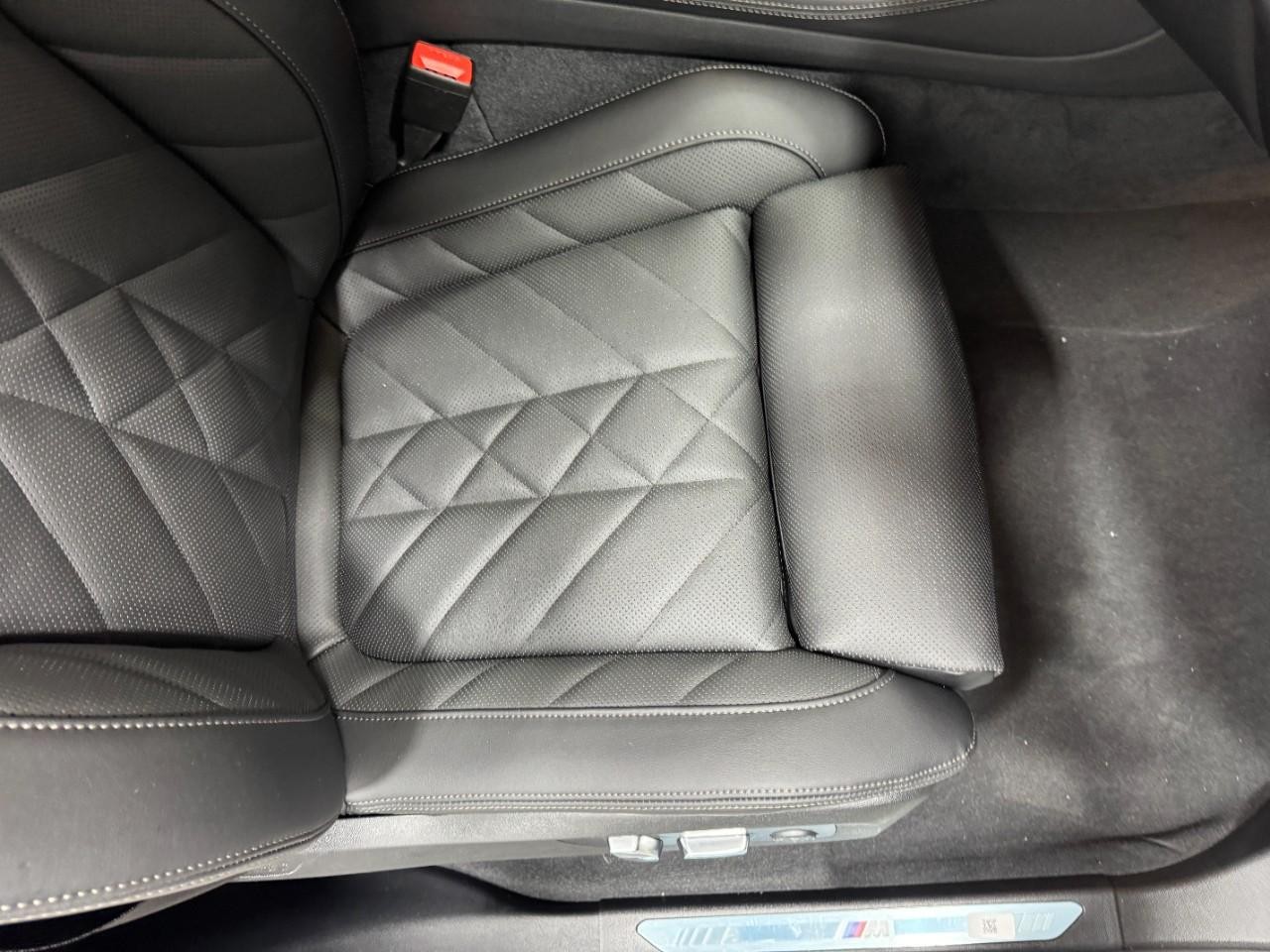 BMW X5 Vehicle Full-screen Gallery Image 18