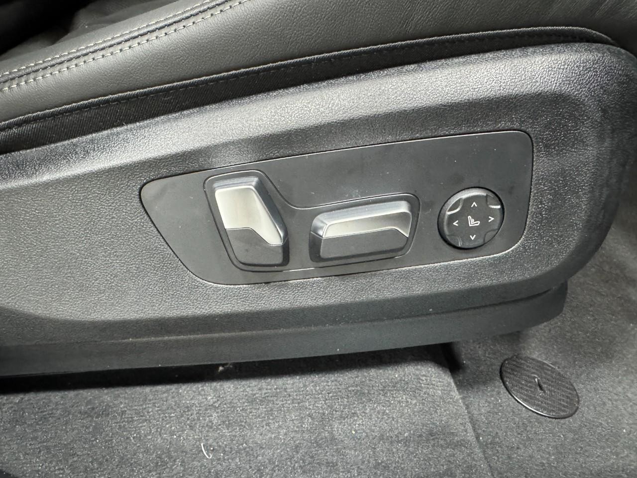 BMW X5 Vehicle Full-screen Gallery Image 19